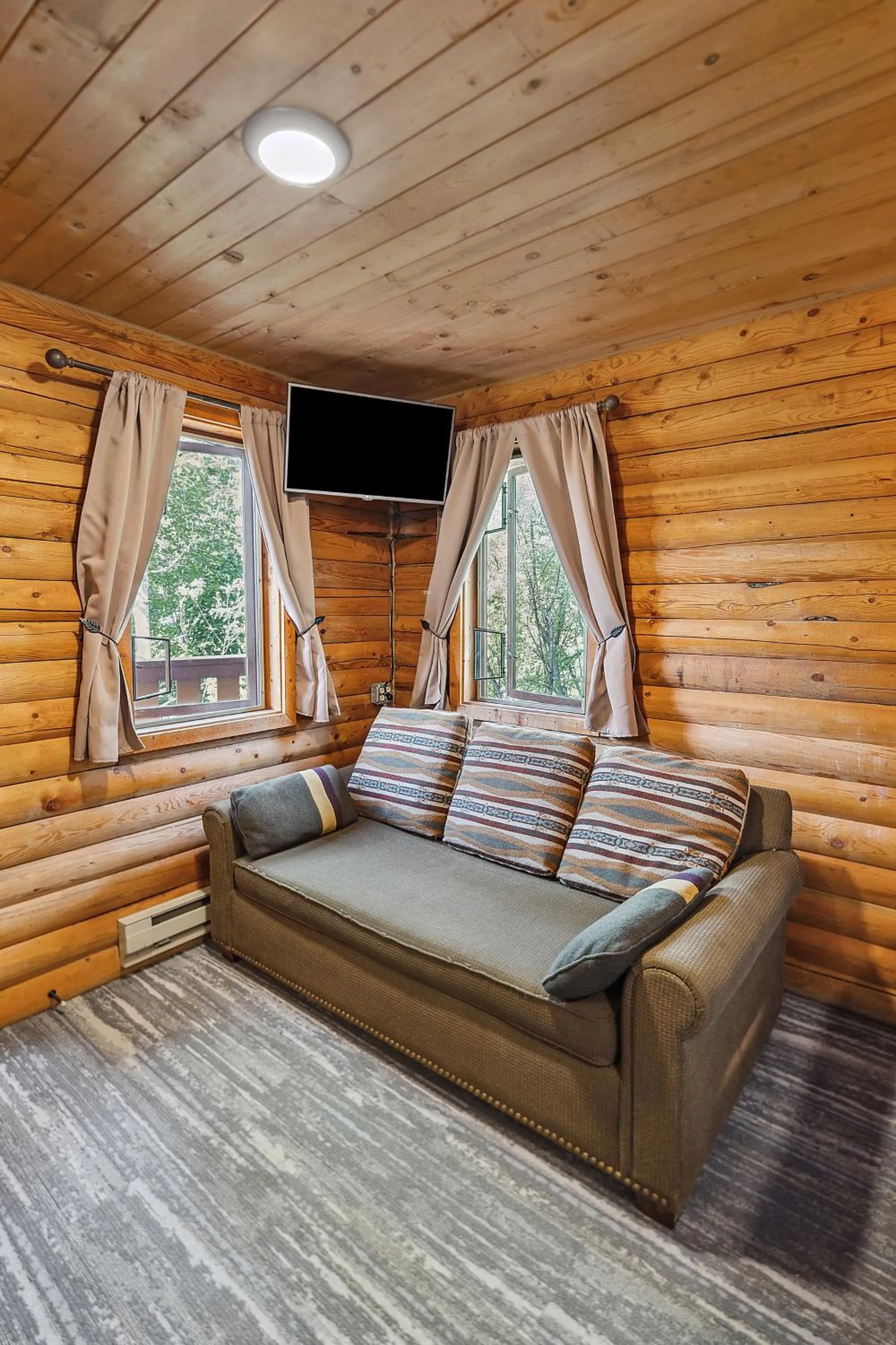 Bedroom in Denali Crow's Nest Cabins
