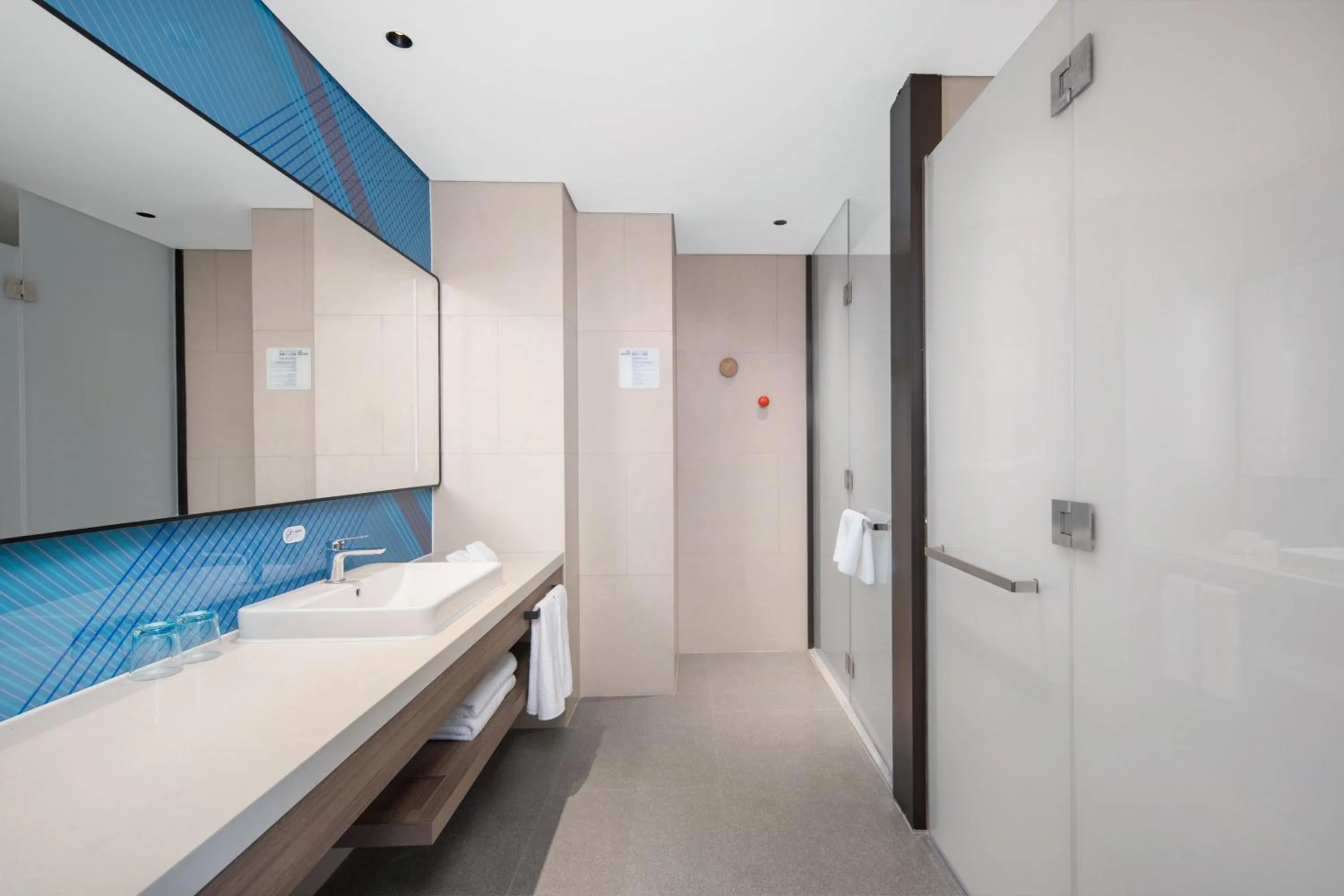 Bathroom in Holiday Inn Express Chongqing Tongliang by IHG