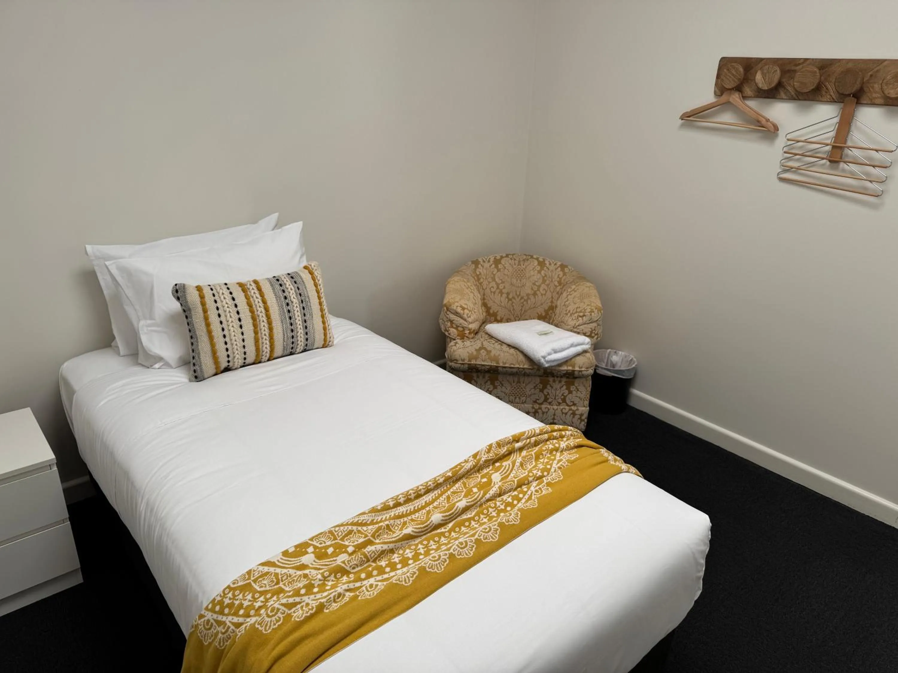 Bedroom, Bed in American Hotel Creswick