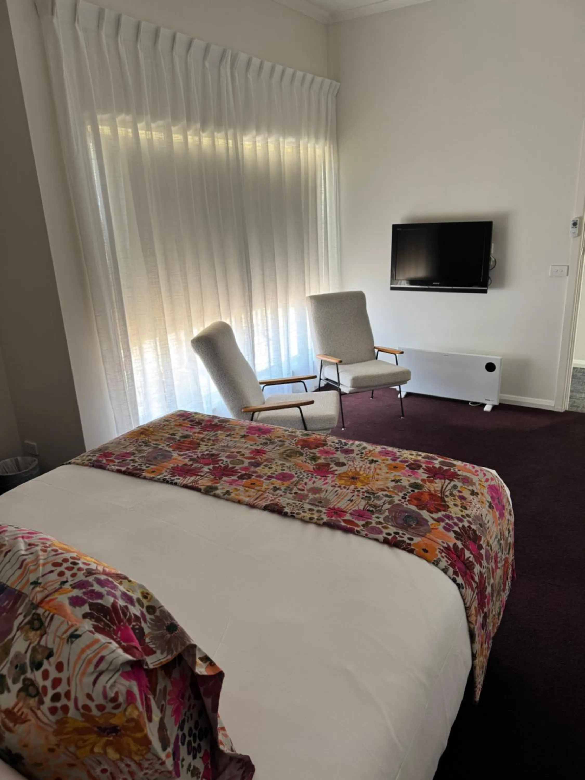 Bedroom, Bed in American Hotel Creswick