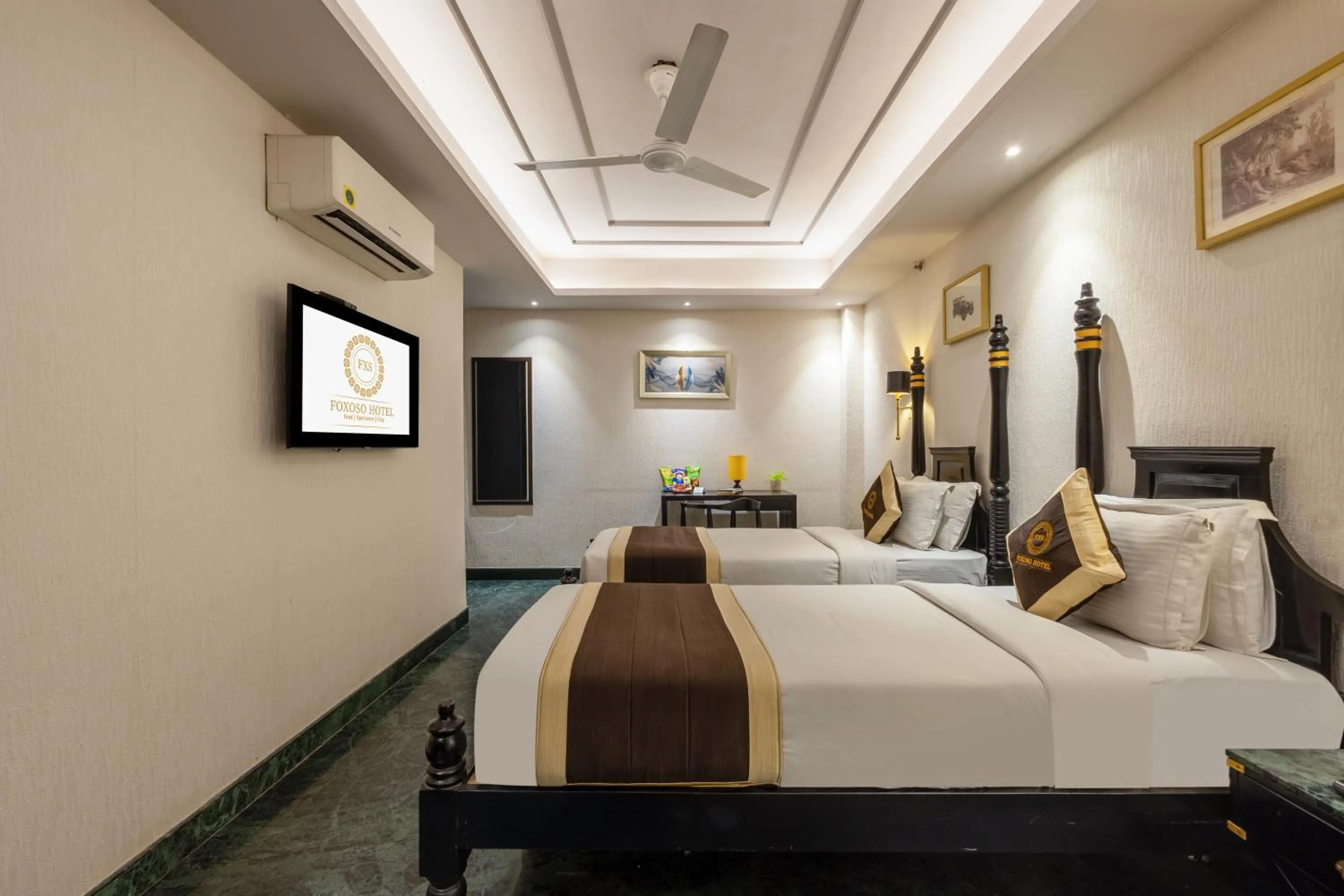 Bed in Foxoso Hotel Delhi Airport