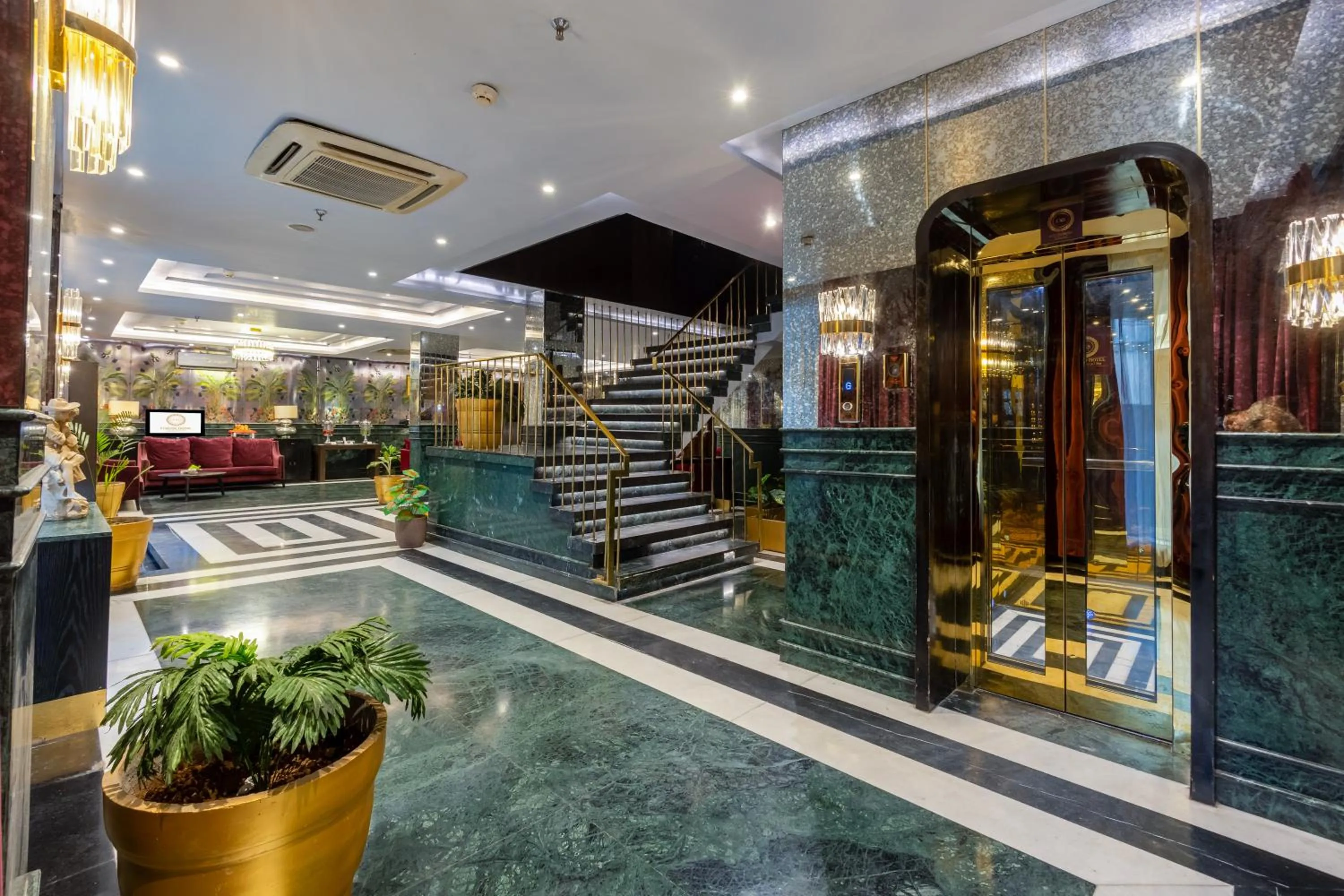 Lobby or reception in Foxoso Hotel Delhi Airport