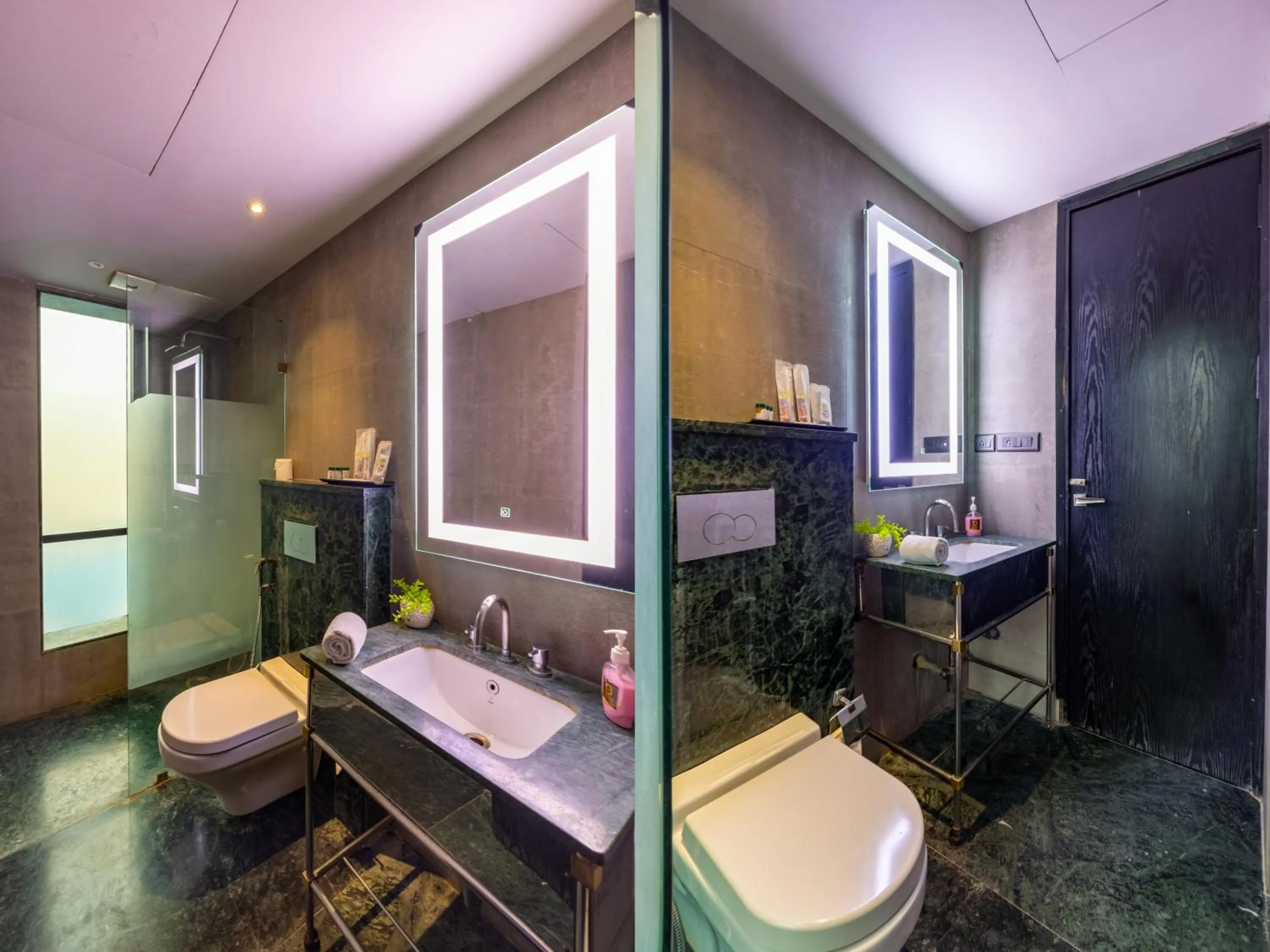 Bathroom in Foxoso Hotel Delhi Airport