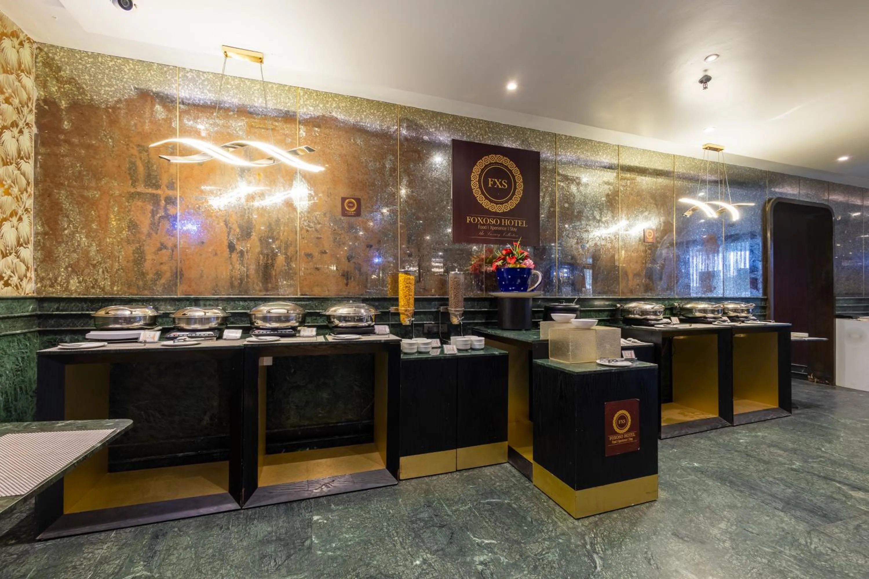 Restaurant/places to eat in Foxoso Hotel Delhi Airport