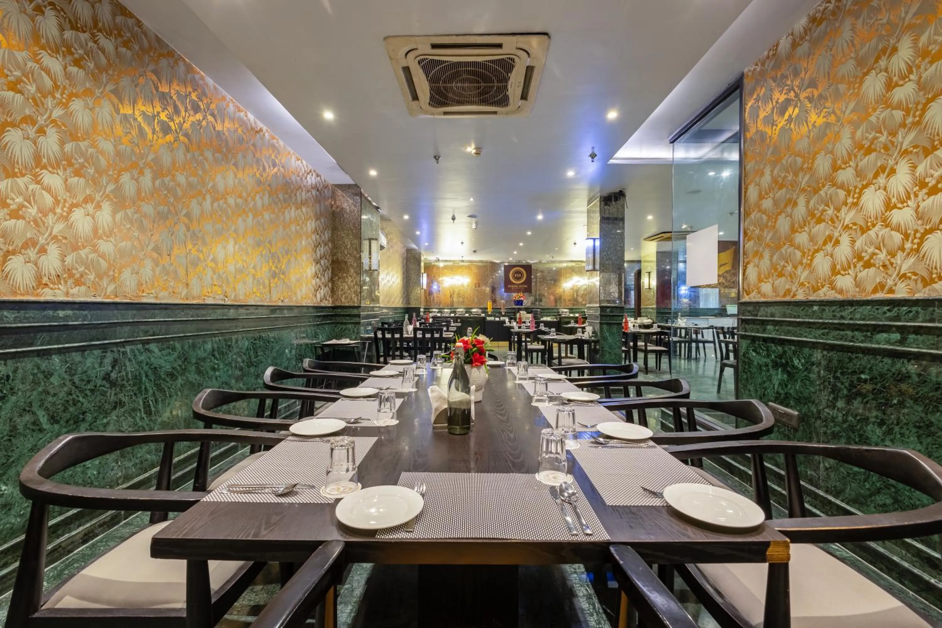 Restaurant/places to eat in Foxoso Hotel Delhi Airport