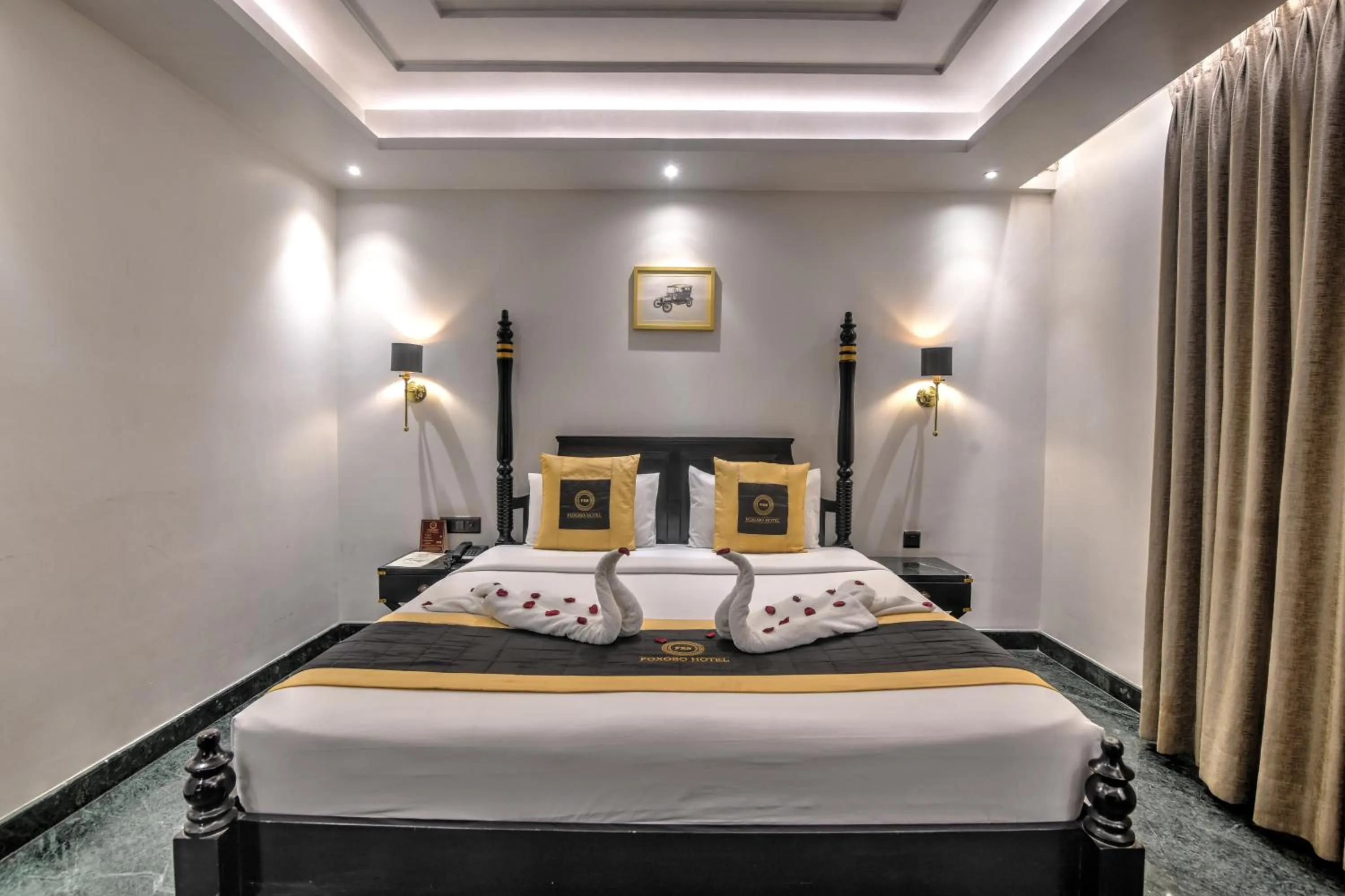 Bed in Foxoso Hotel Delhi Airport