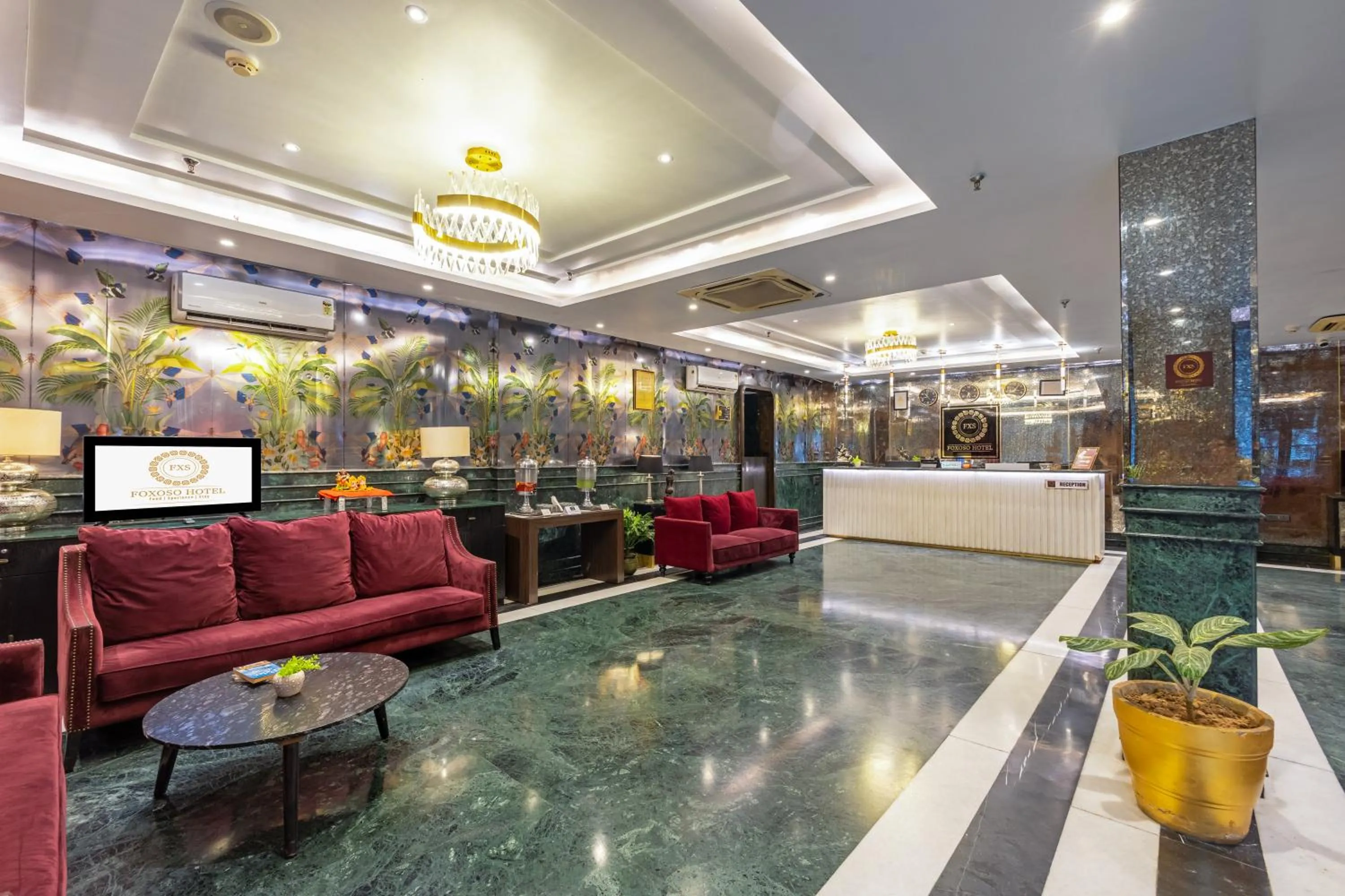 Lobby or reception in Foxoso Hotel Delhi Airport