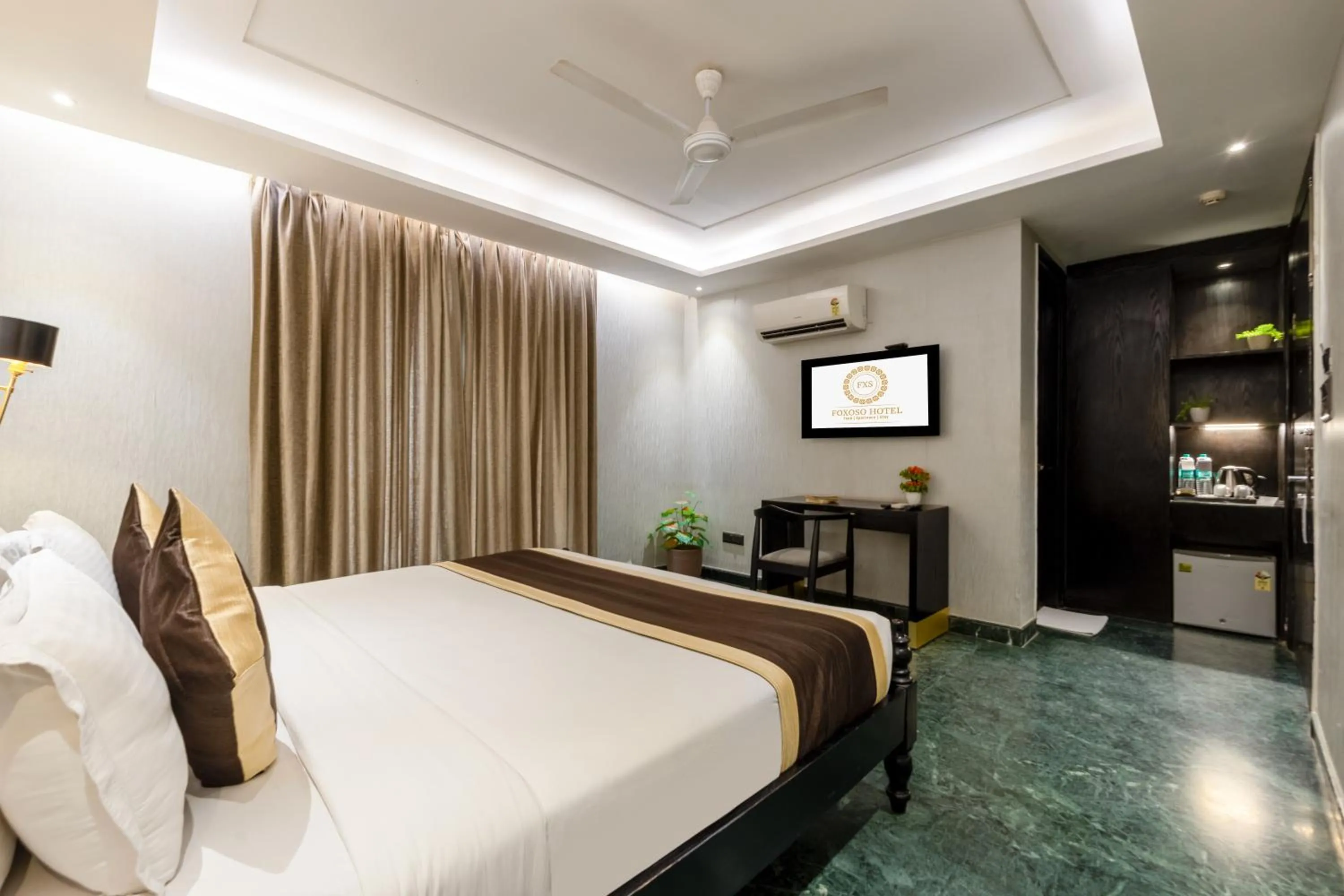 Bed in Foxoso Hotel Delhi Airport