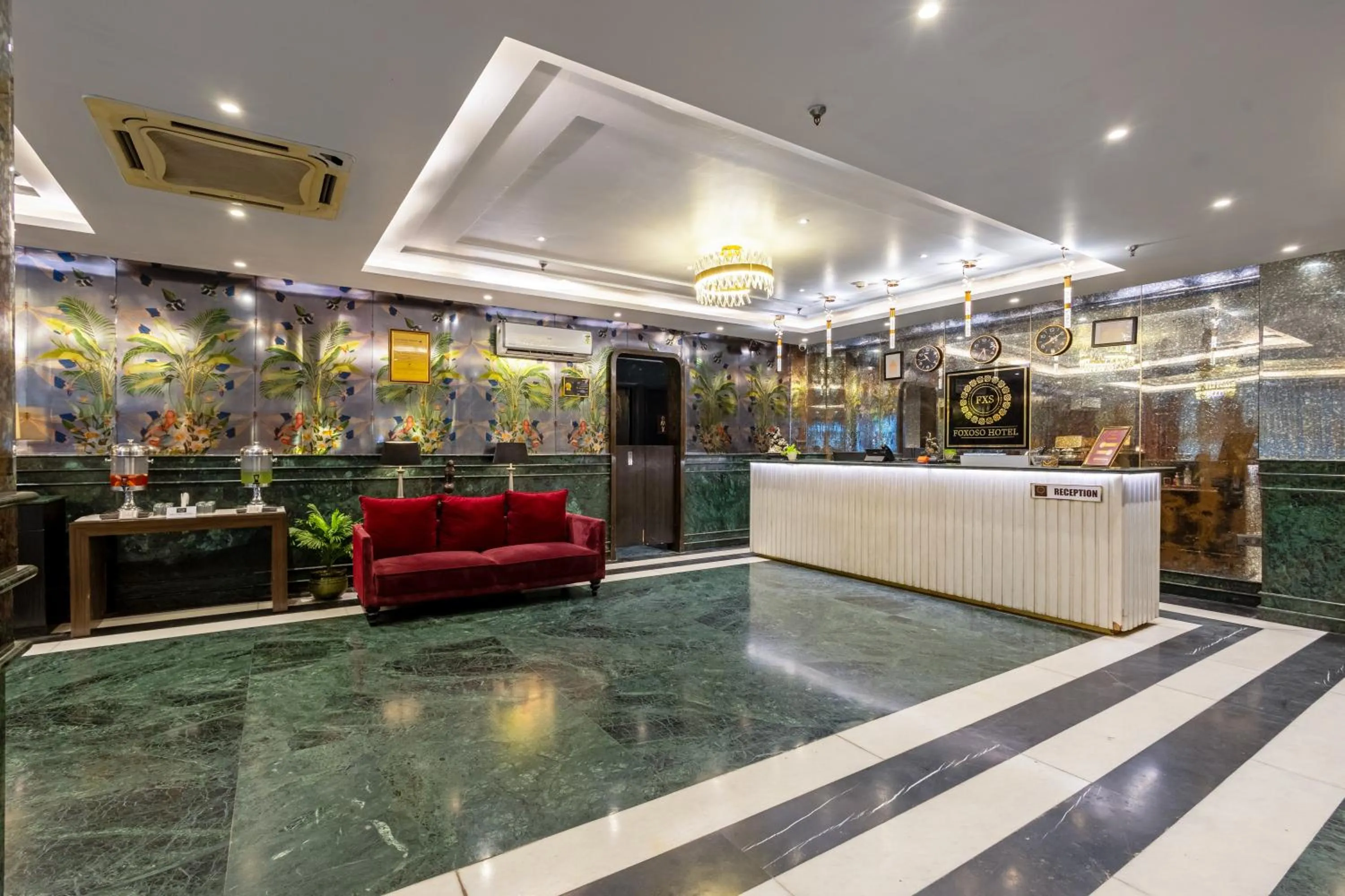 Lobby or reception in Foxoso Hotel Delhi Airport