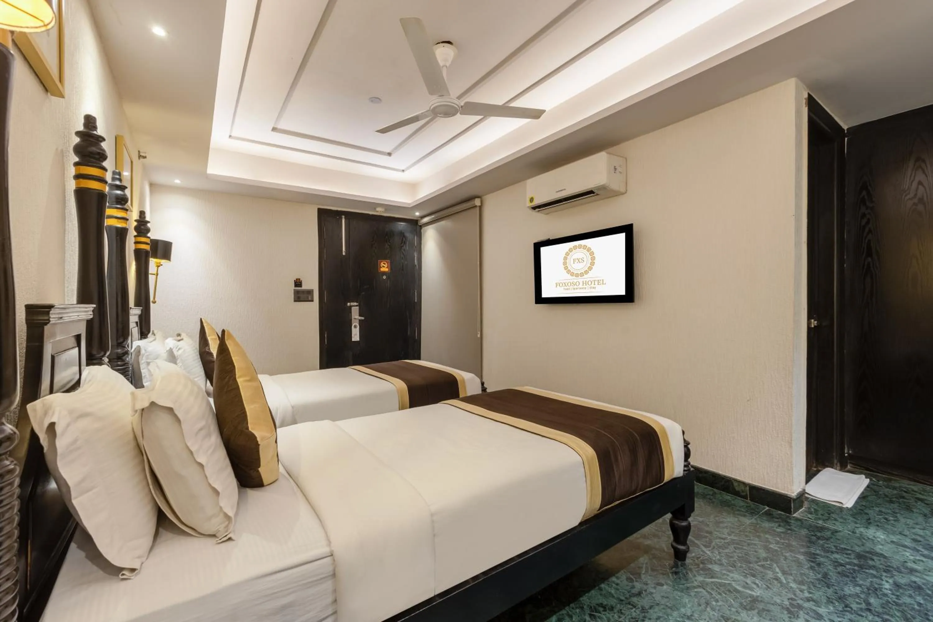 Bed in Foxoso Hotel Delhi Airport