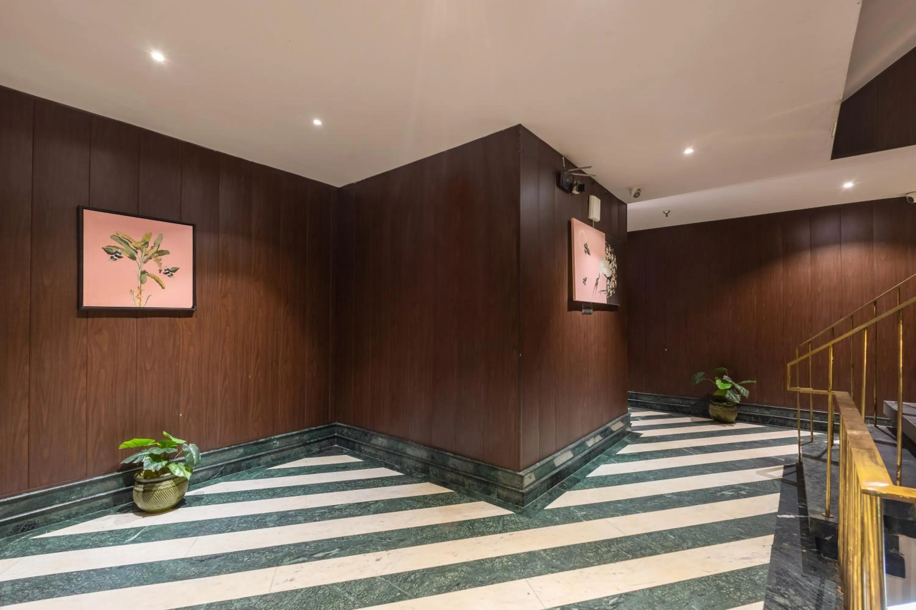 Floor plan, Bed in Foxoso Hotel Delhi Airport