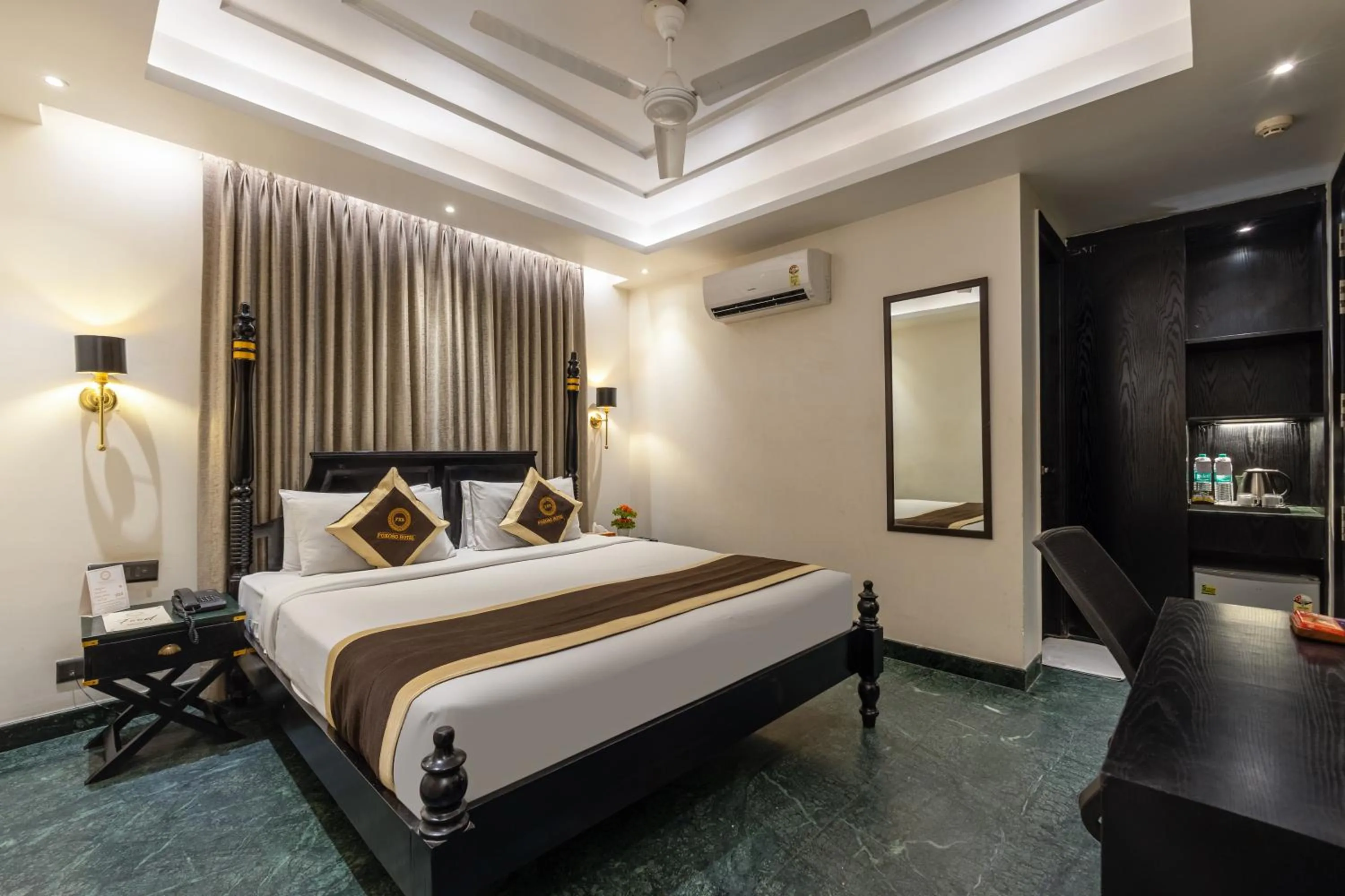 Bed in Foxoso Hotel Delhi Airport