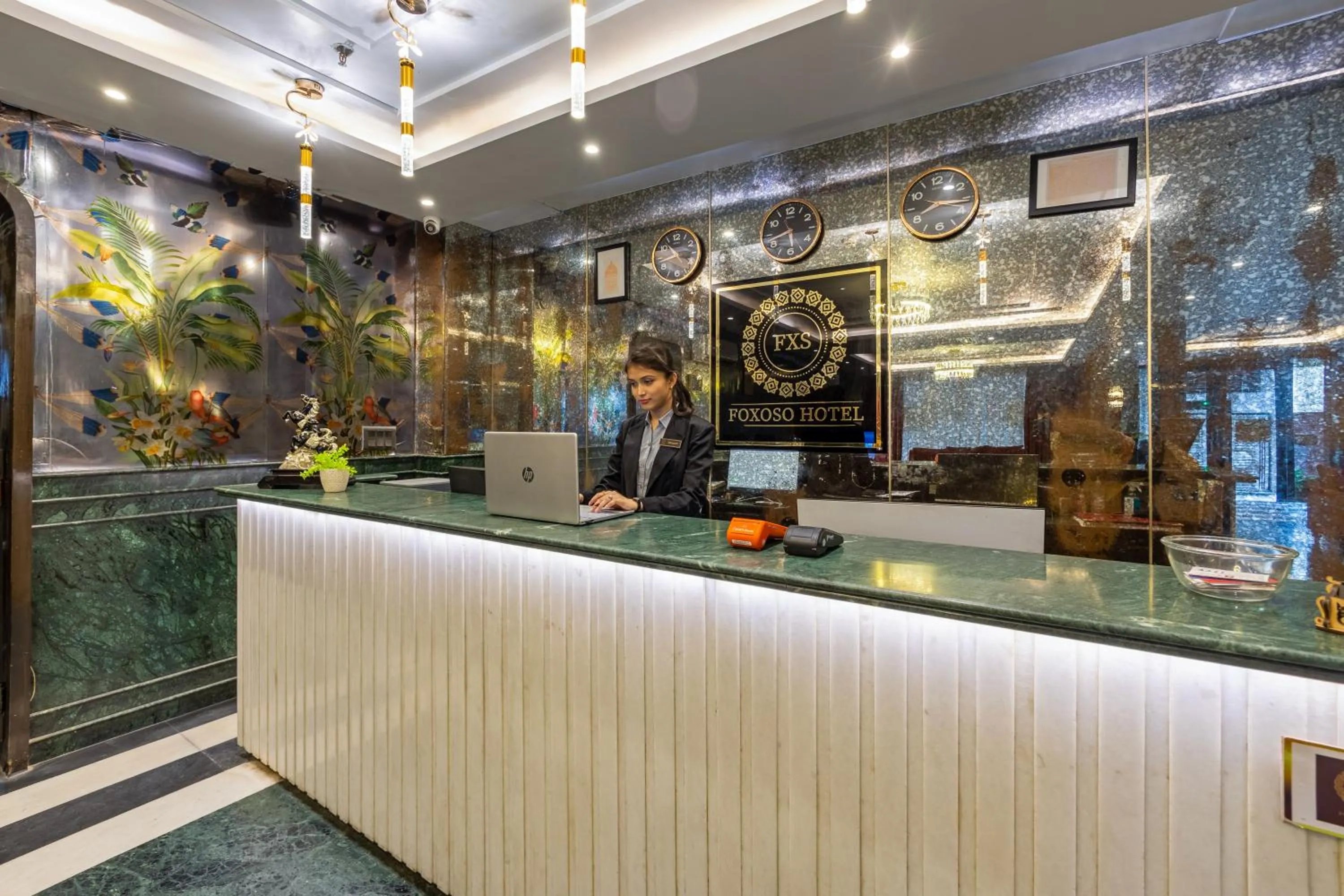 Lobby or reception in Foxoso Hotel Delhi Airport