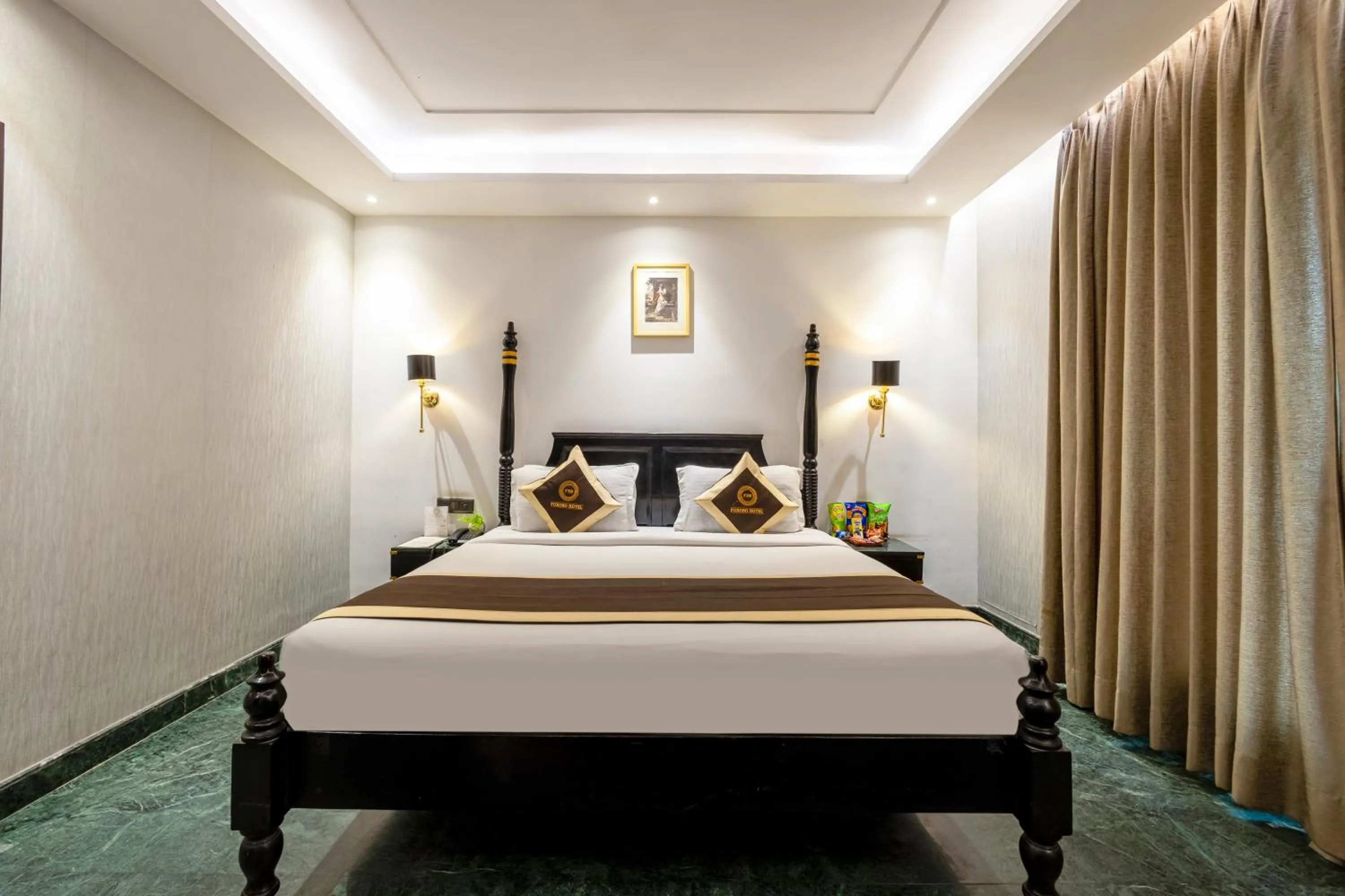 Bed in Foxoso Hotel Delhi Airport