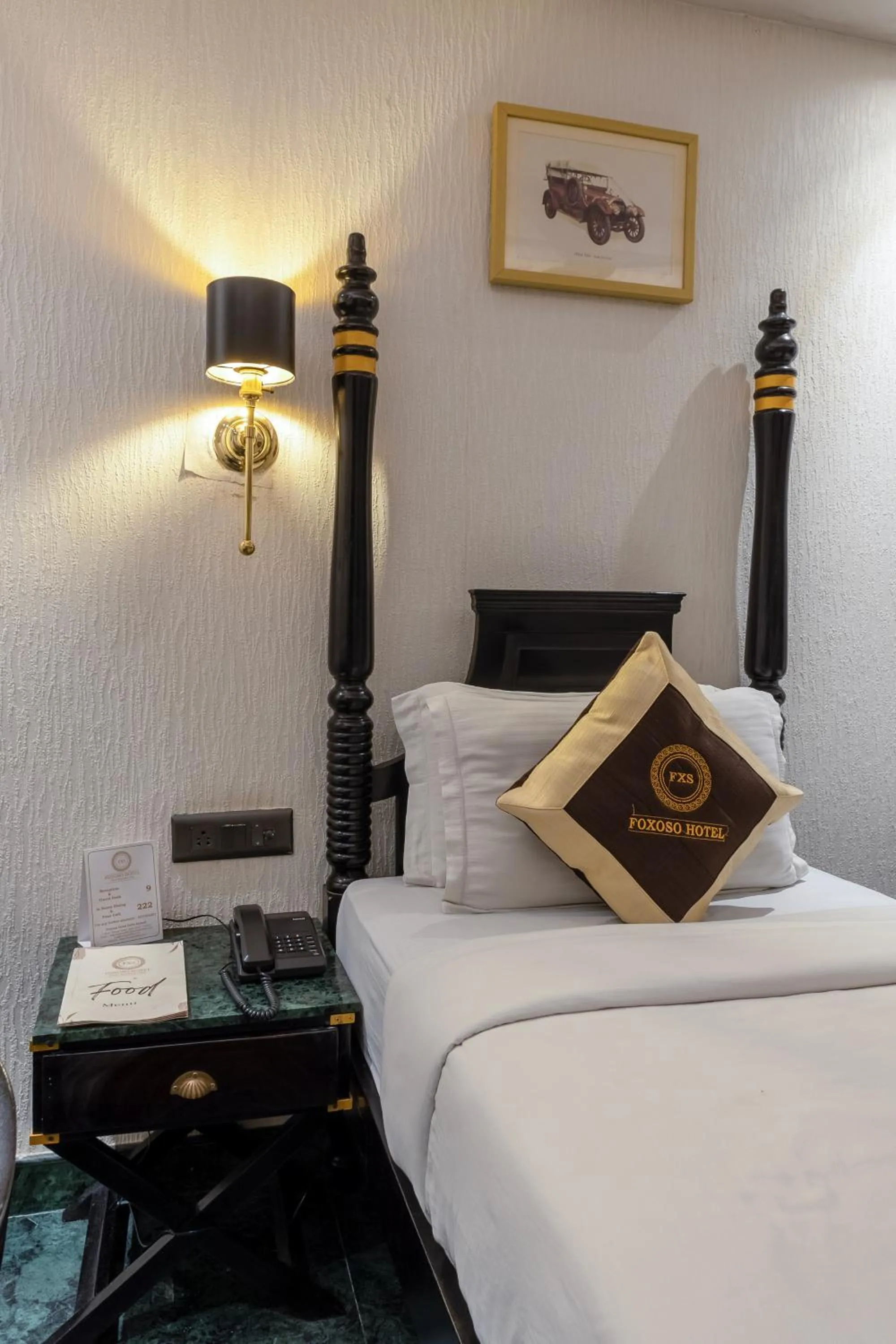 Bed in Foxoso Hotel Delhi Airport