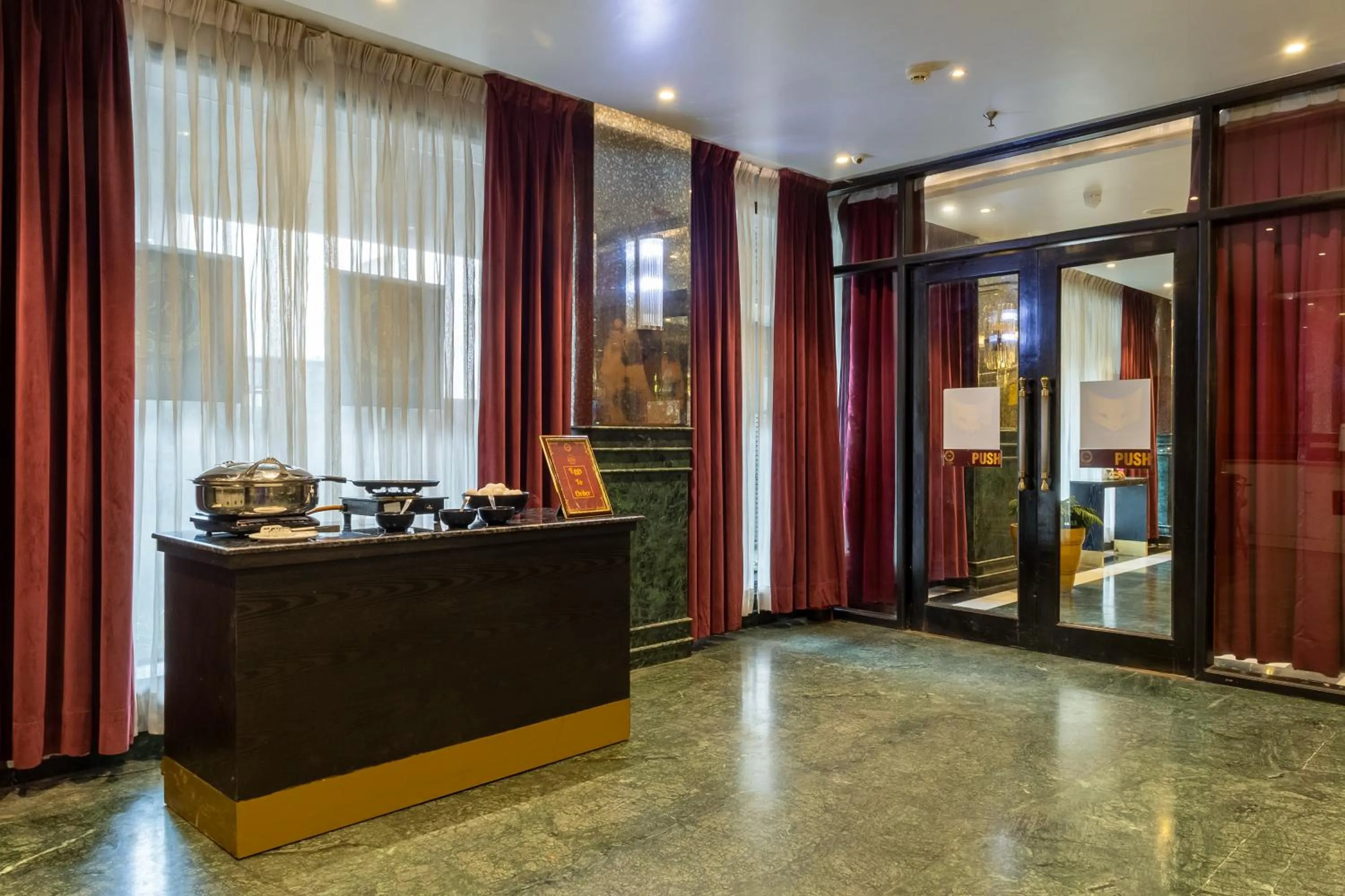 Restaurant/places to eat in Foxoso Hotel Delhi Airport