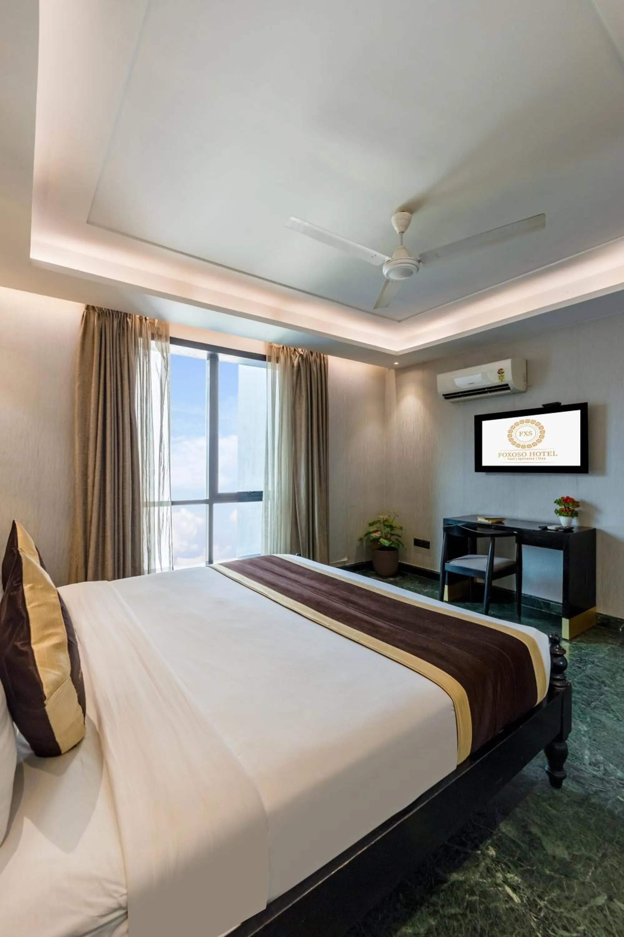 Bed in Foxoso Hotel Delhi Airport