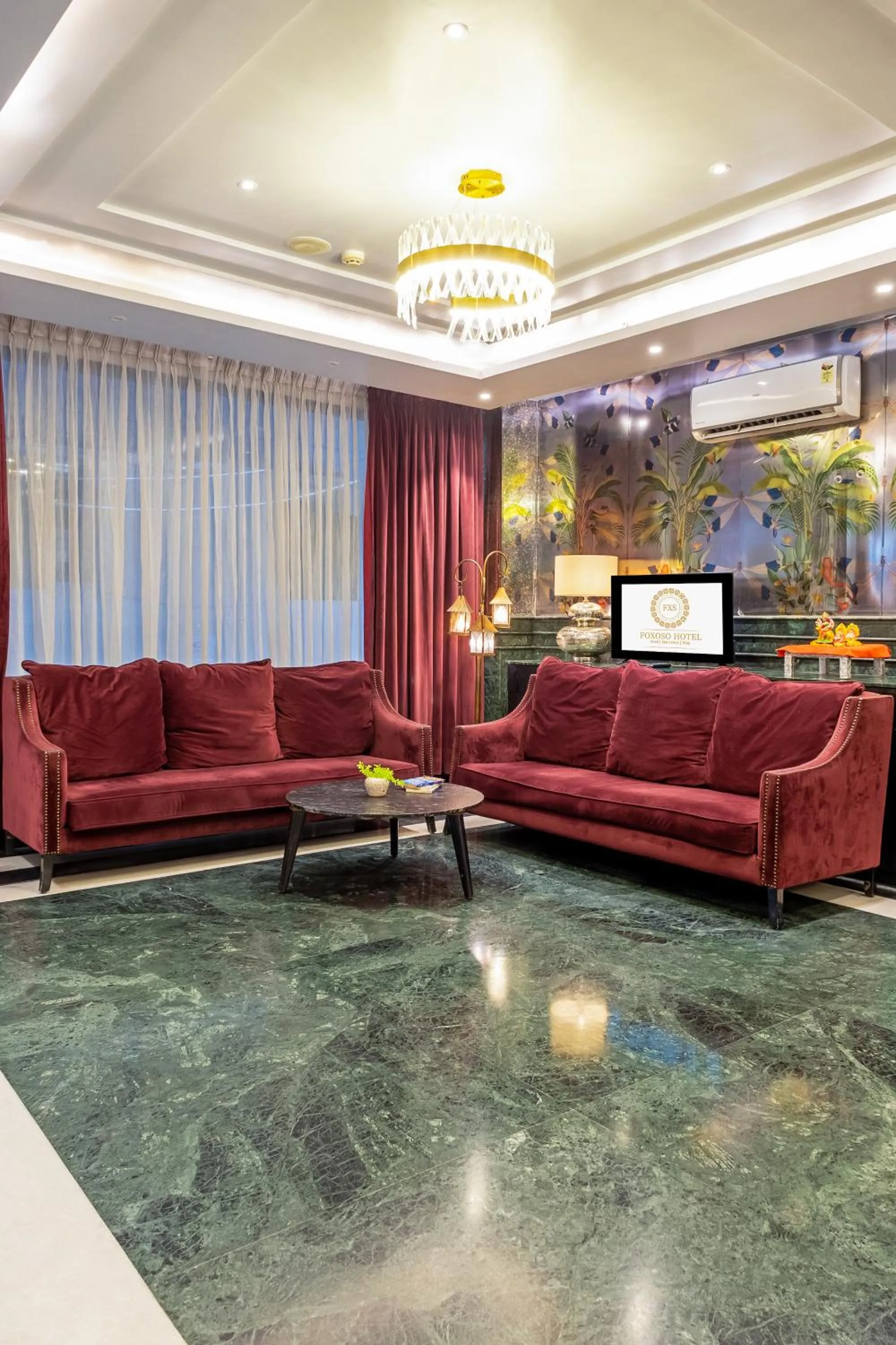 Lobby or reception in Foxoso Hotel Delhi Airport