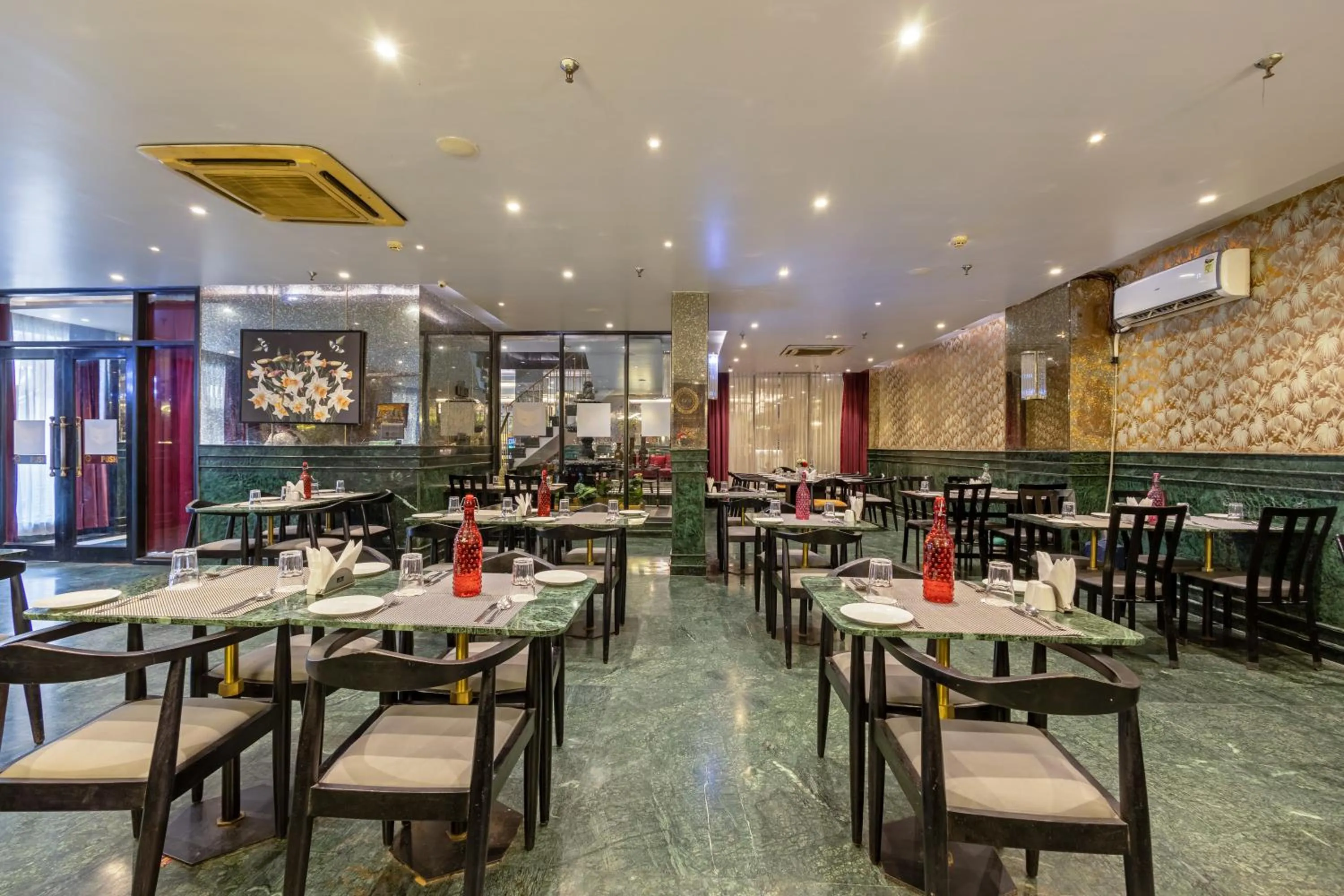 Restaurant/places to eat in Foxoso Hotel Delhi Airport