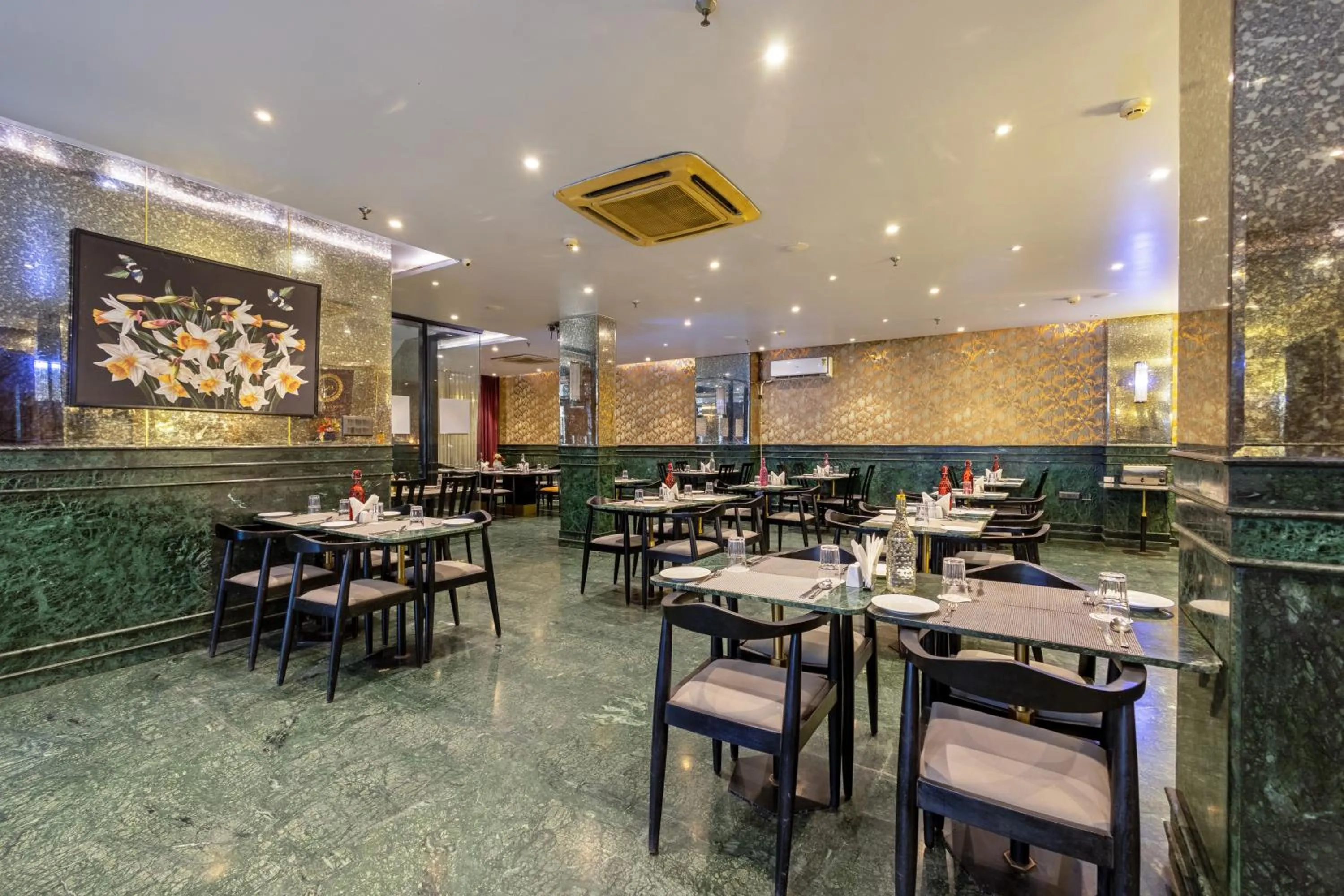 Restaurant/places to eat in Foxoso Hotel Delhi Airport