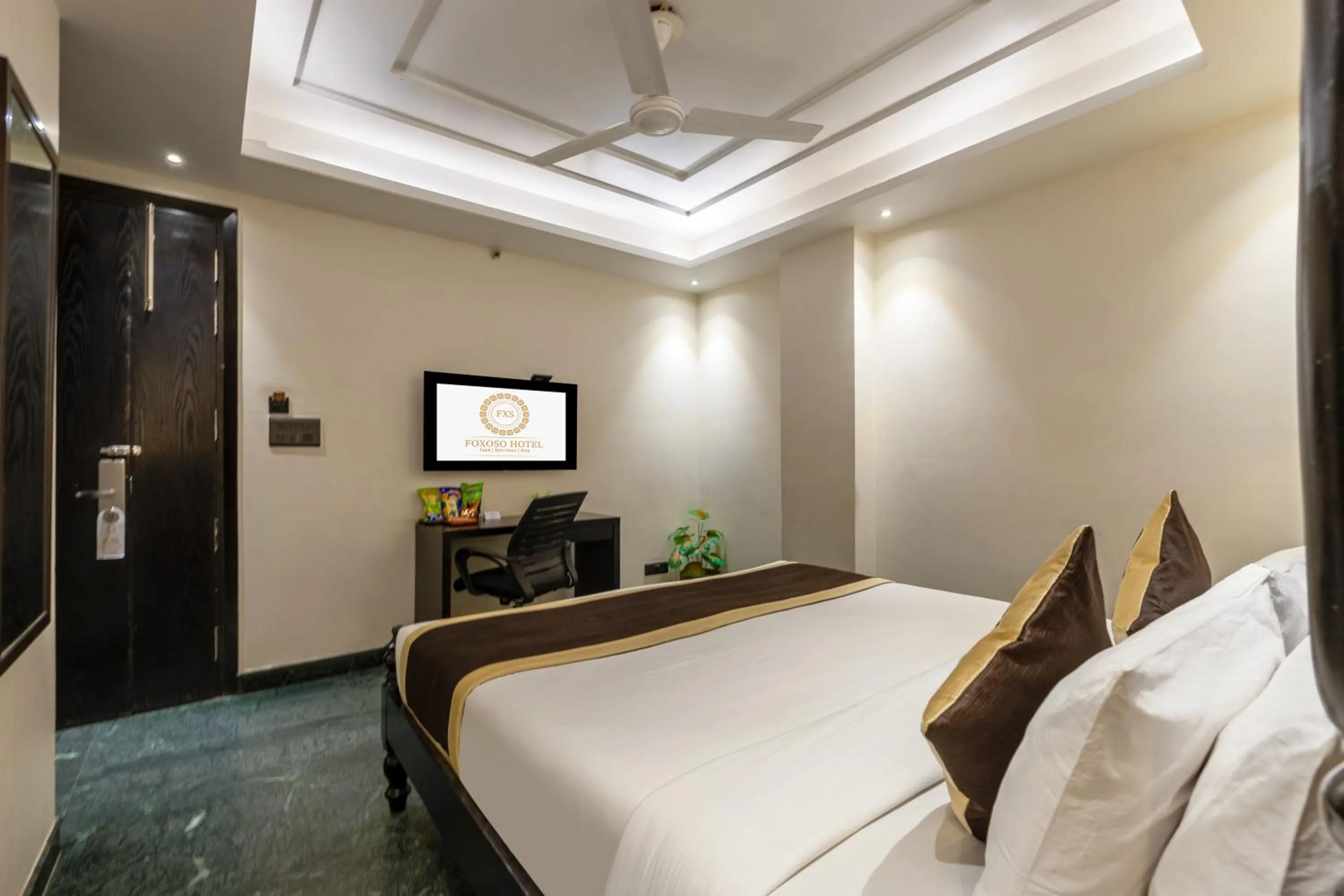 Bed in Foxoso Hotel Delhi Airport