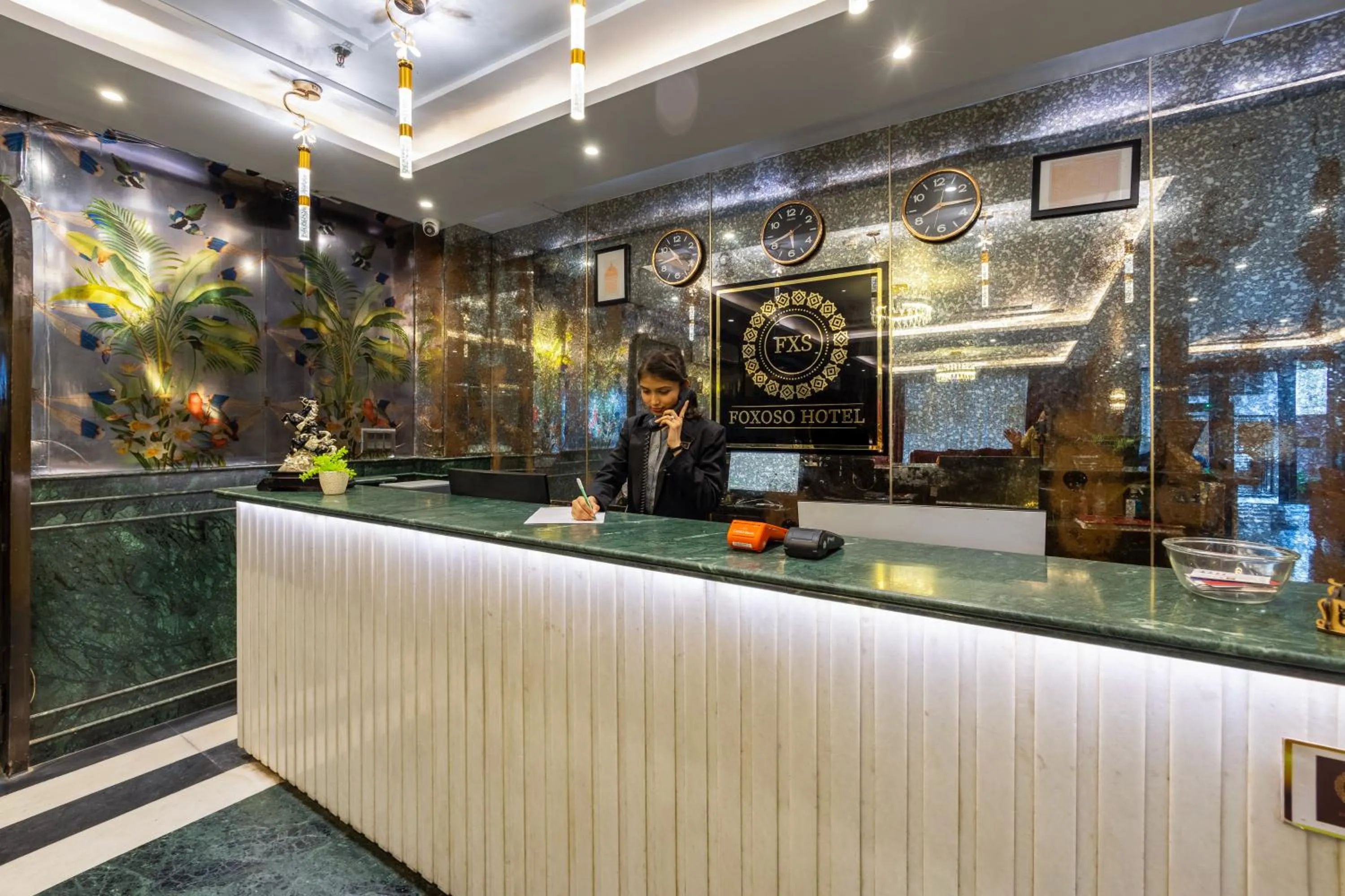 Lobby or reception in Foxoso Hotel Delhi Airport