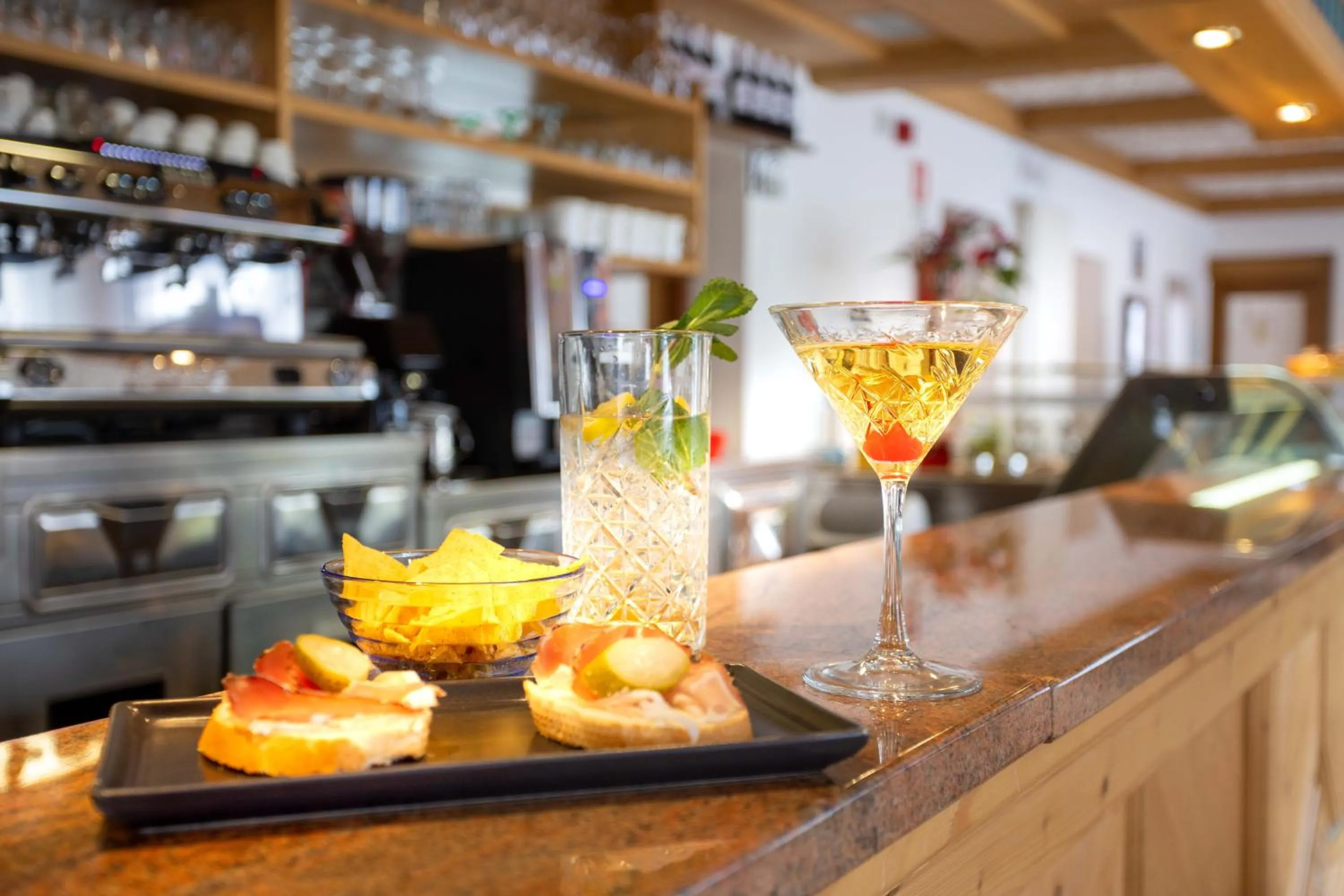 Lounge or bar in Hotel Sella Ronda Serenella - A 50 mt dalle piste da sci