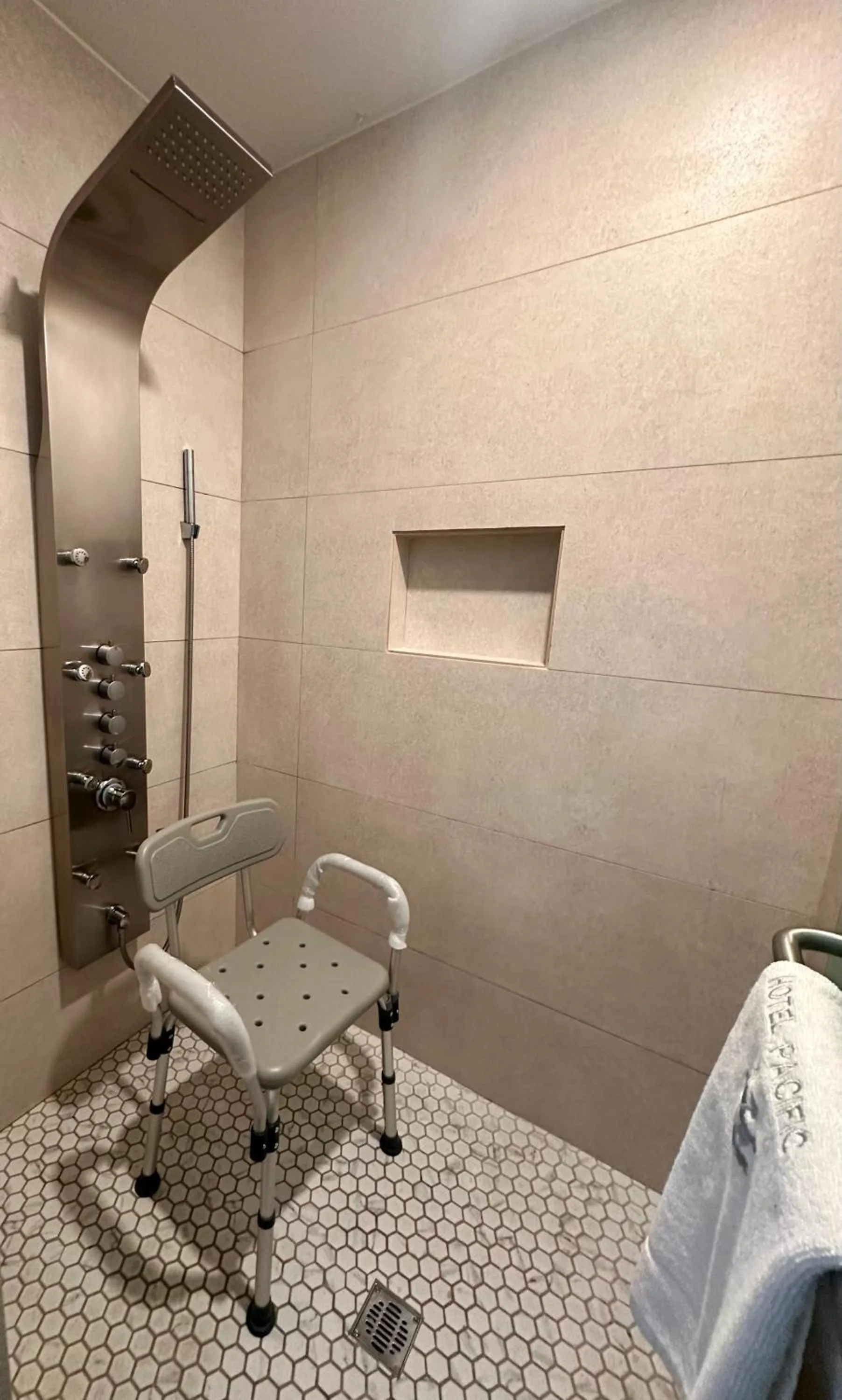 Shower in Hotel Pacific