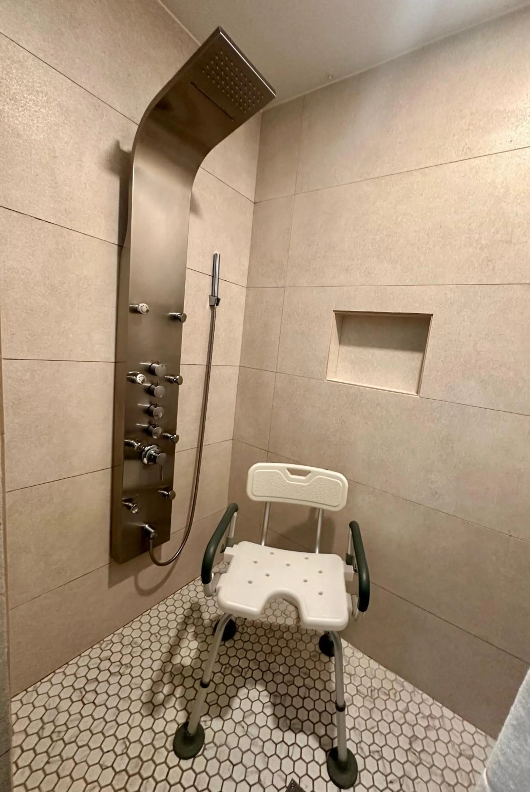 Shower in Hotel Pacific