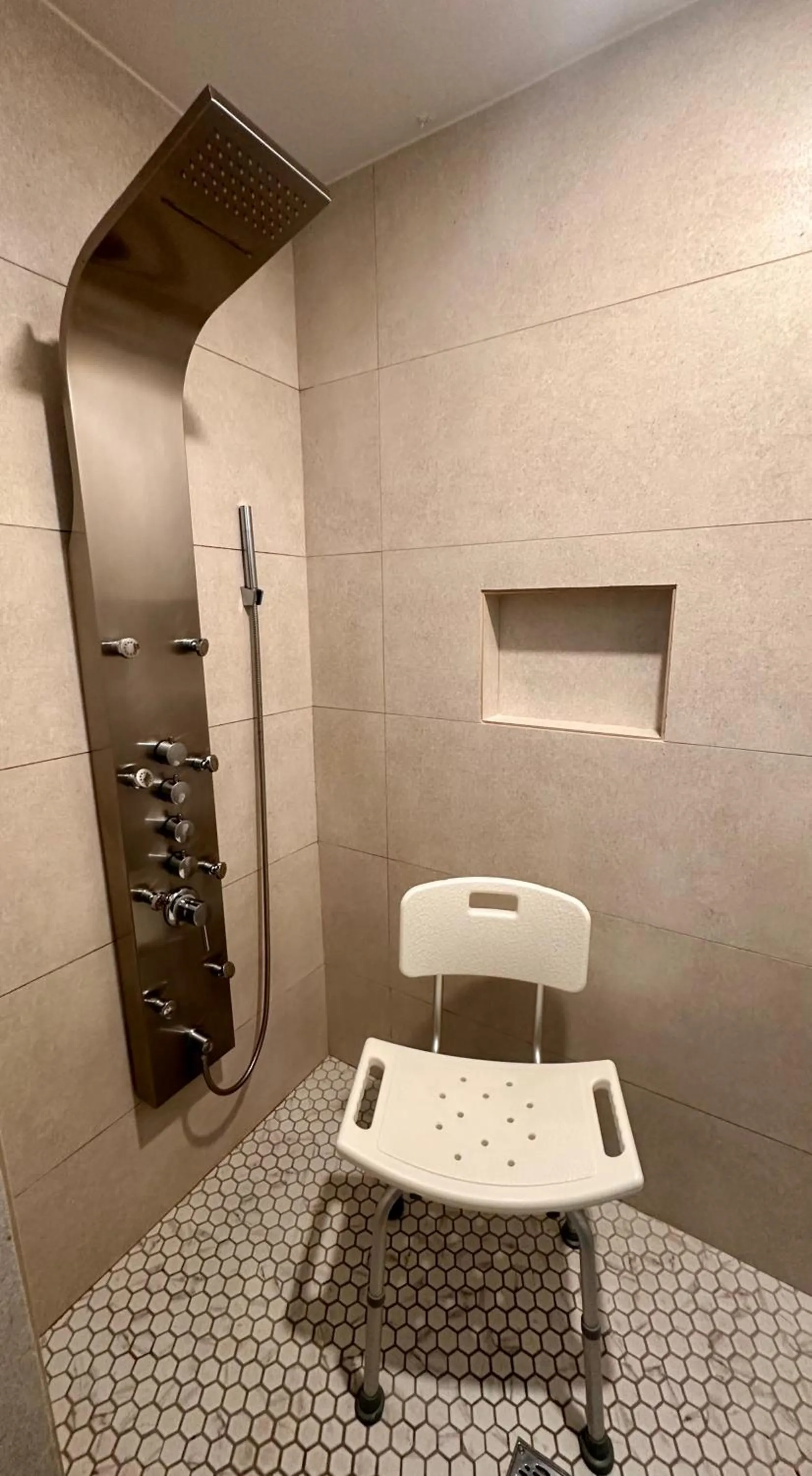 Shower in Hotel Pacific