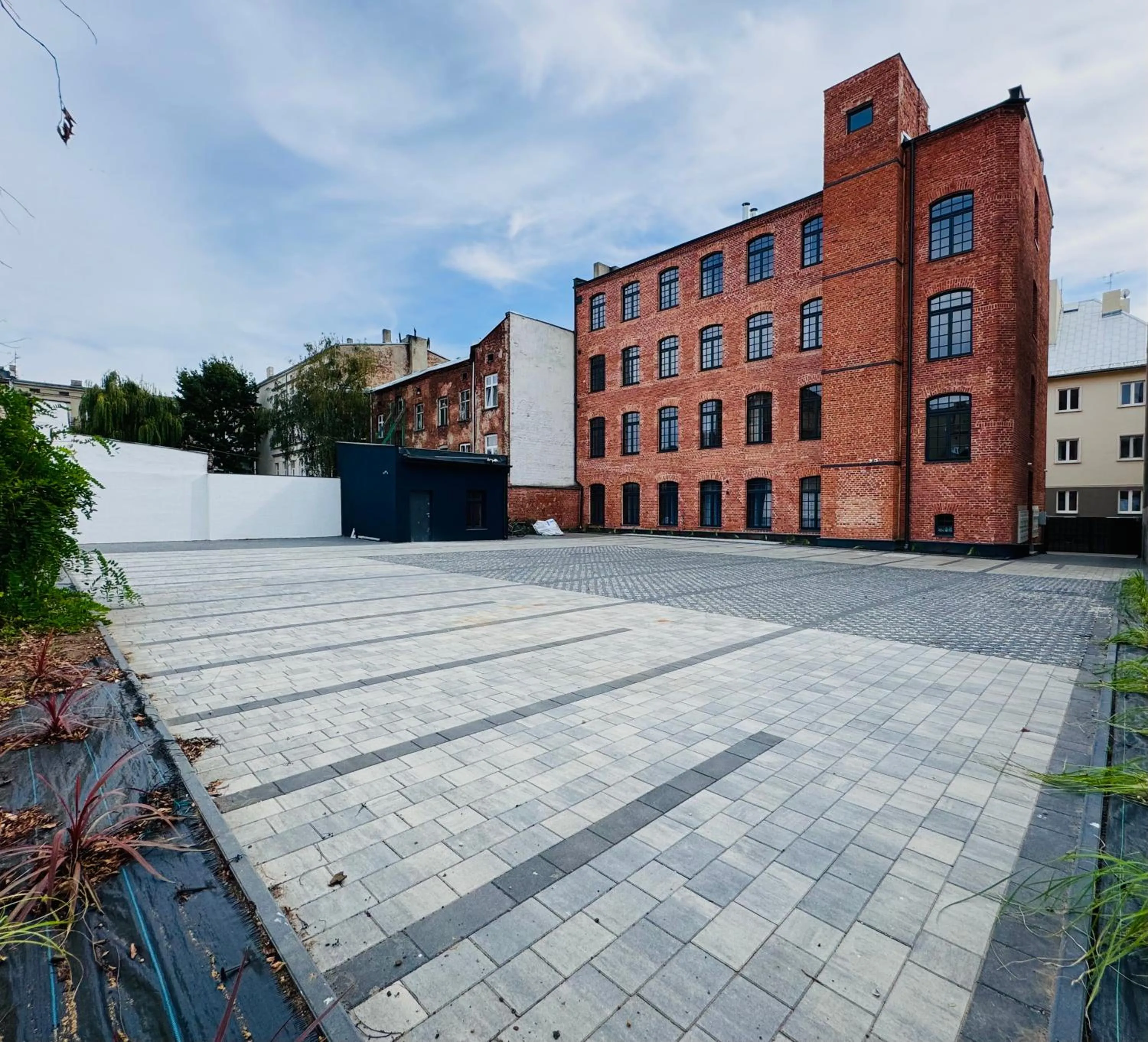 Property building in Tkalnia Snu