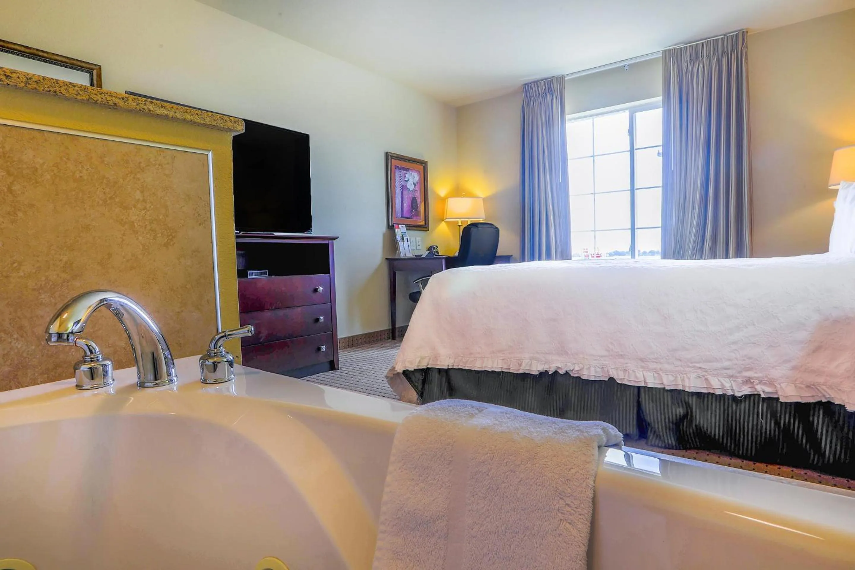 Bedroom in Evansville Inn & Suites by OYO