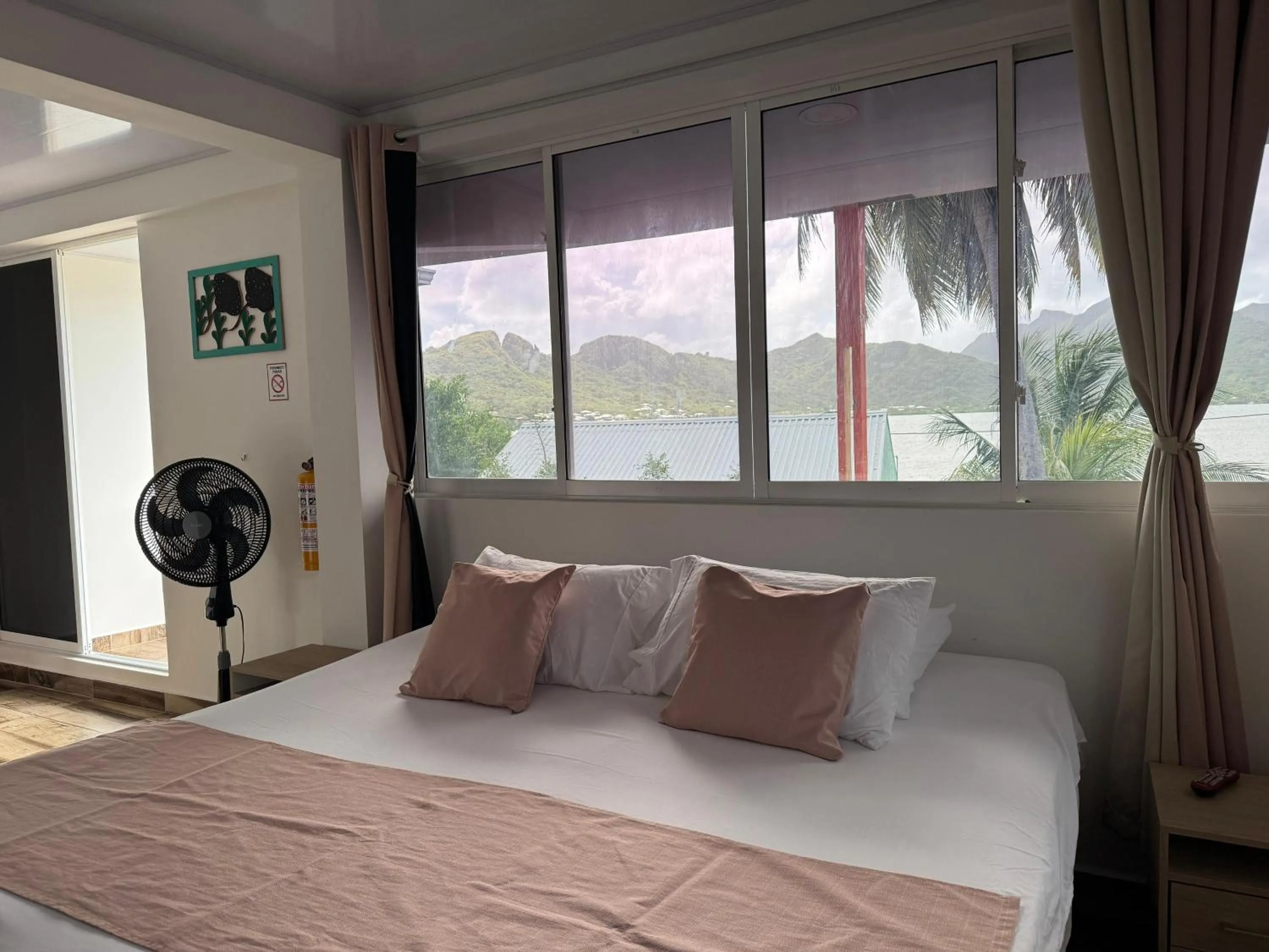 Photo of the whole room, Bed in Shell Sea B & B