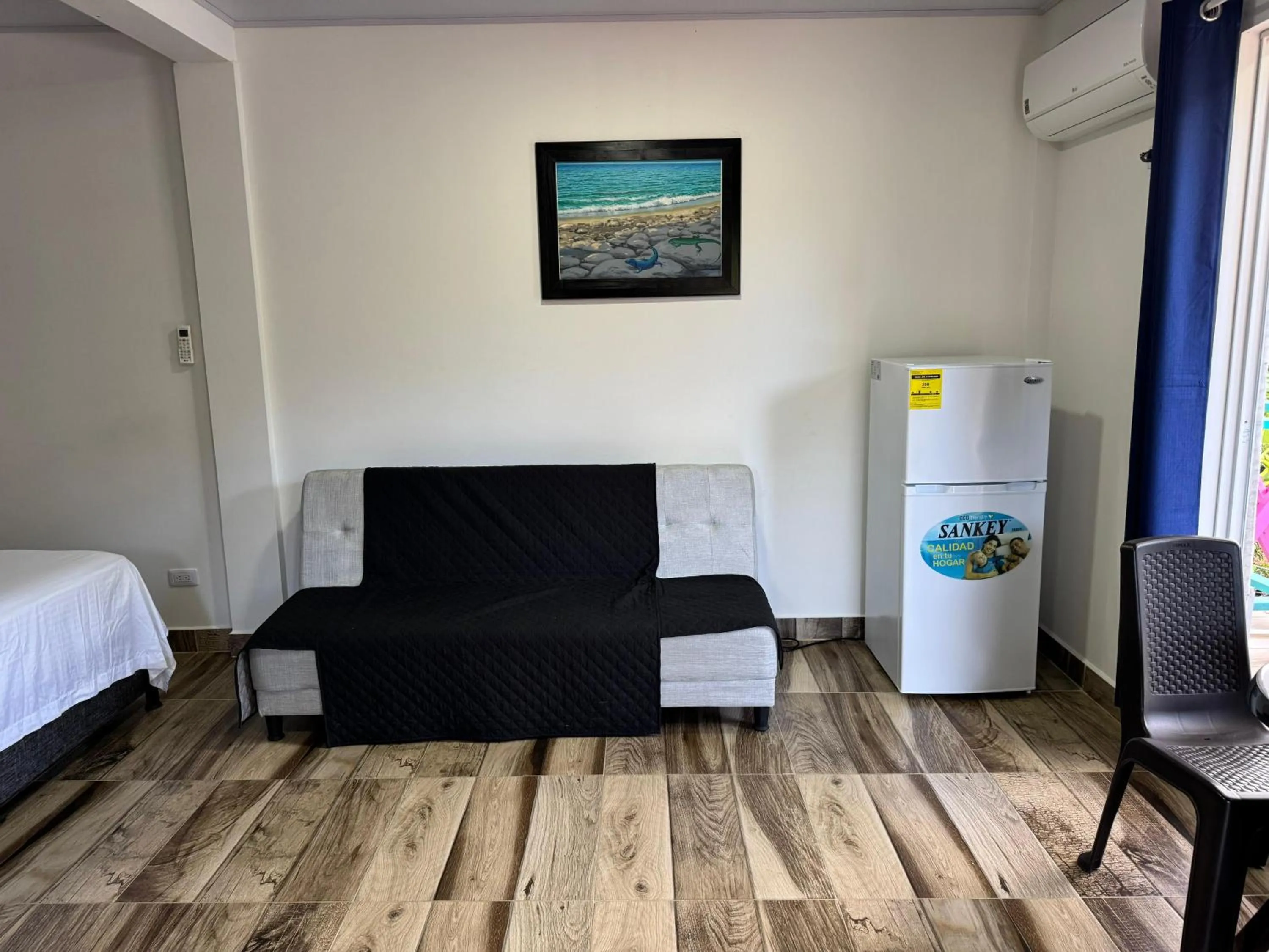 Living room, Bed in Shell Sea B & B