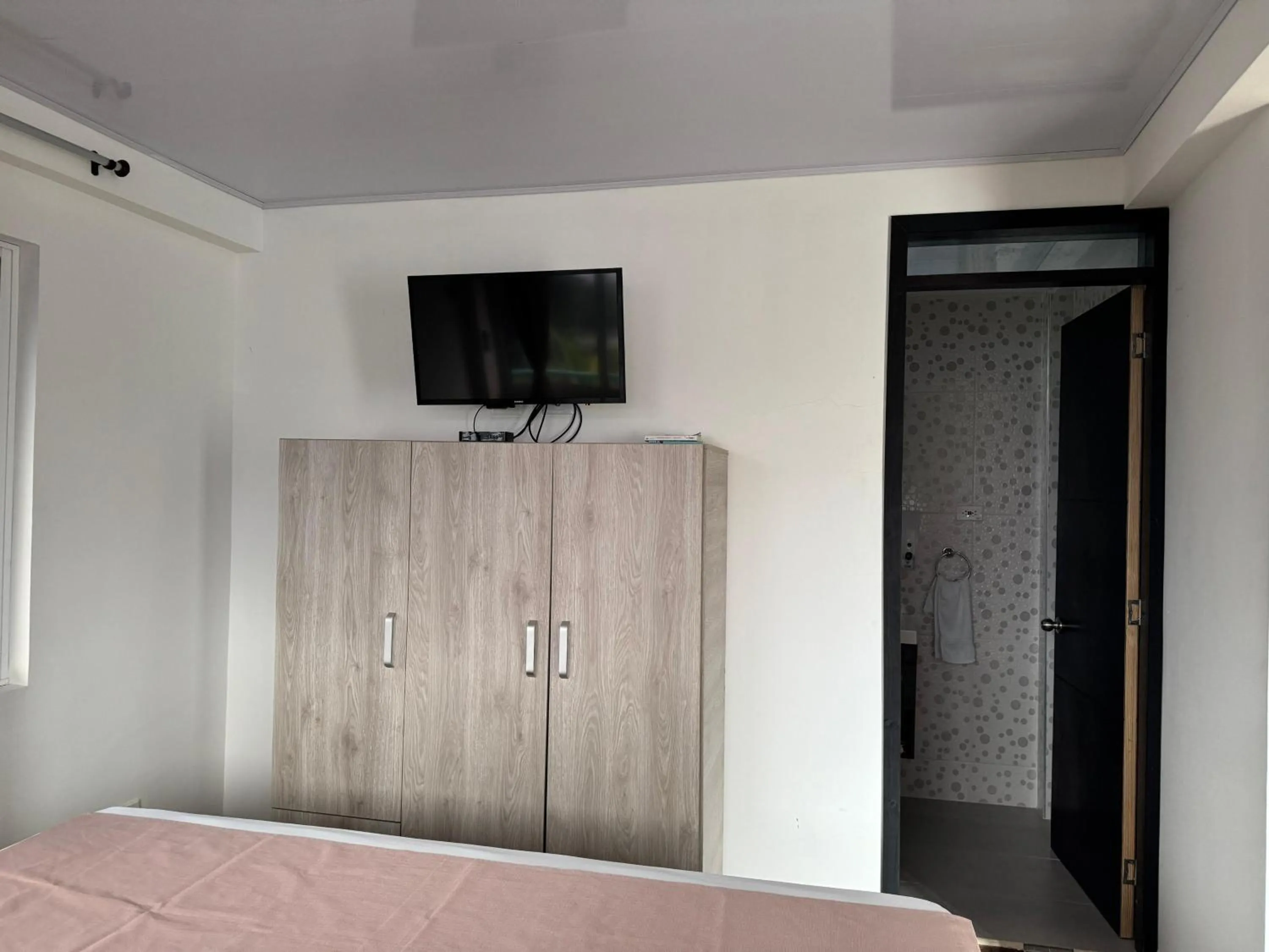 Communal lounge/ TV room, Bed in Shell Sea B & B