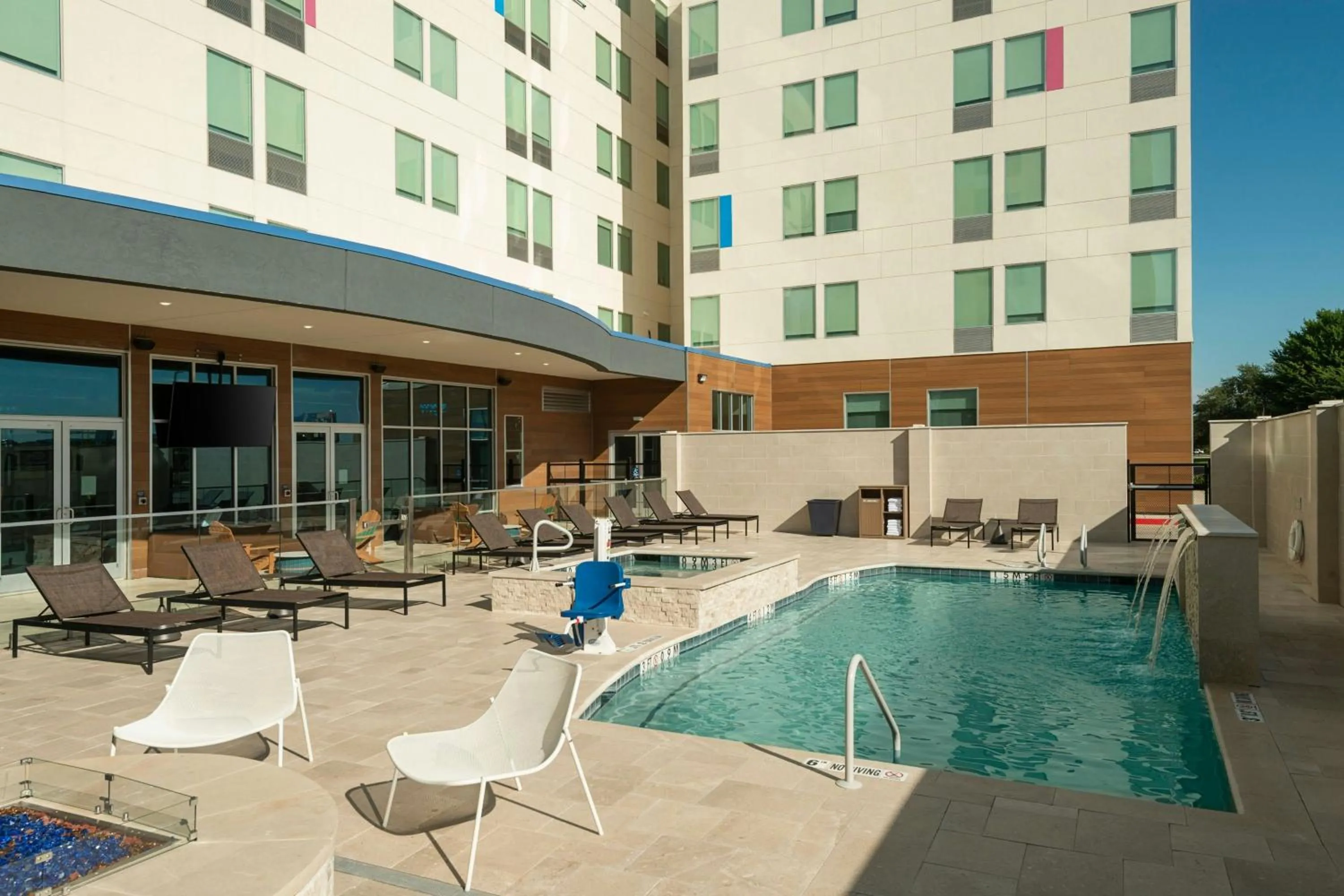 Swimming pool in Aloft DFW Airport North