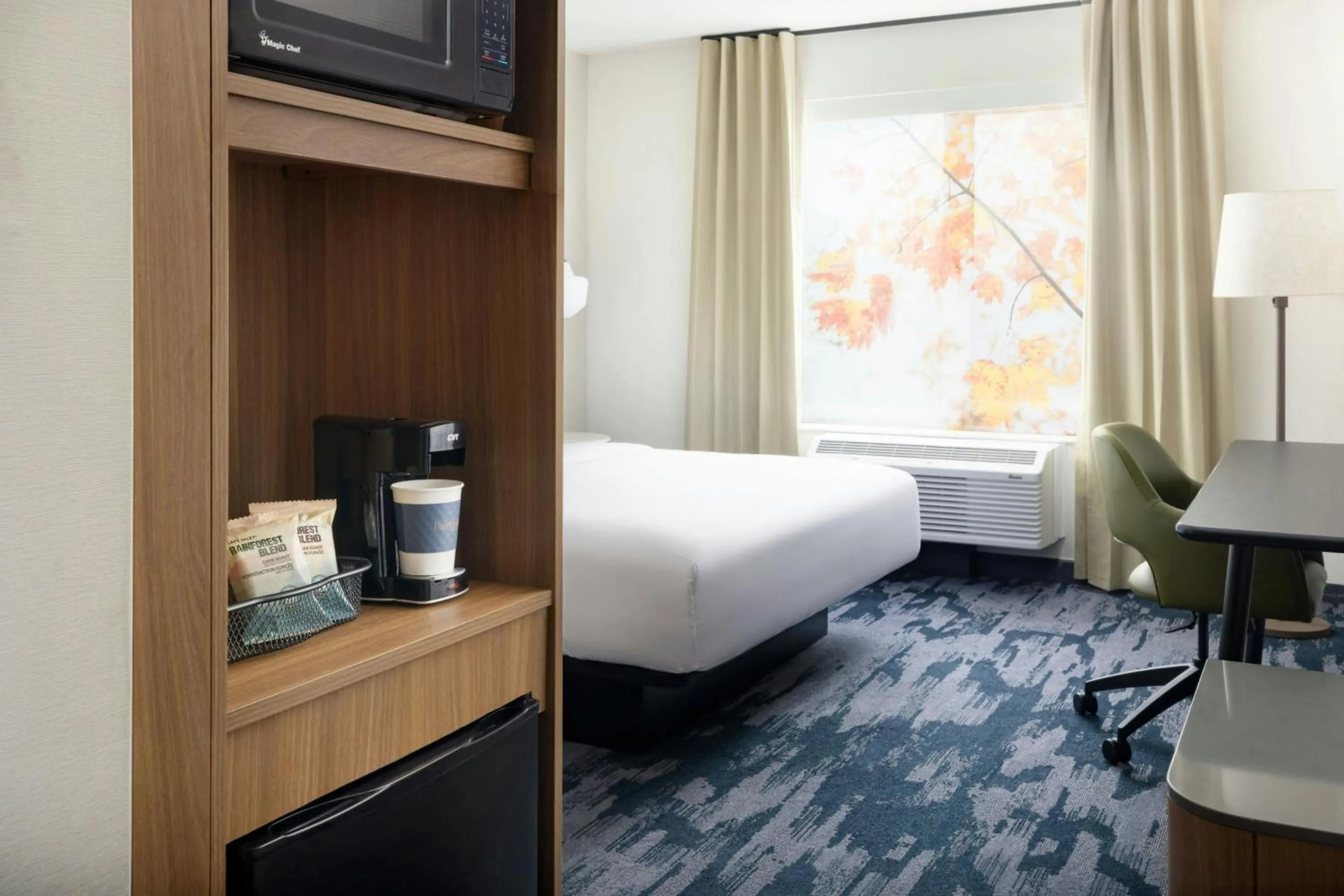 Photo of the whole room, Bed in Fairfield by Marriott Inn & Suites Union