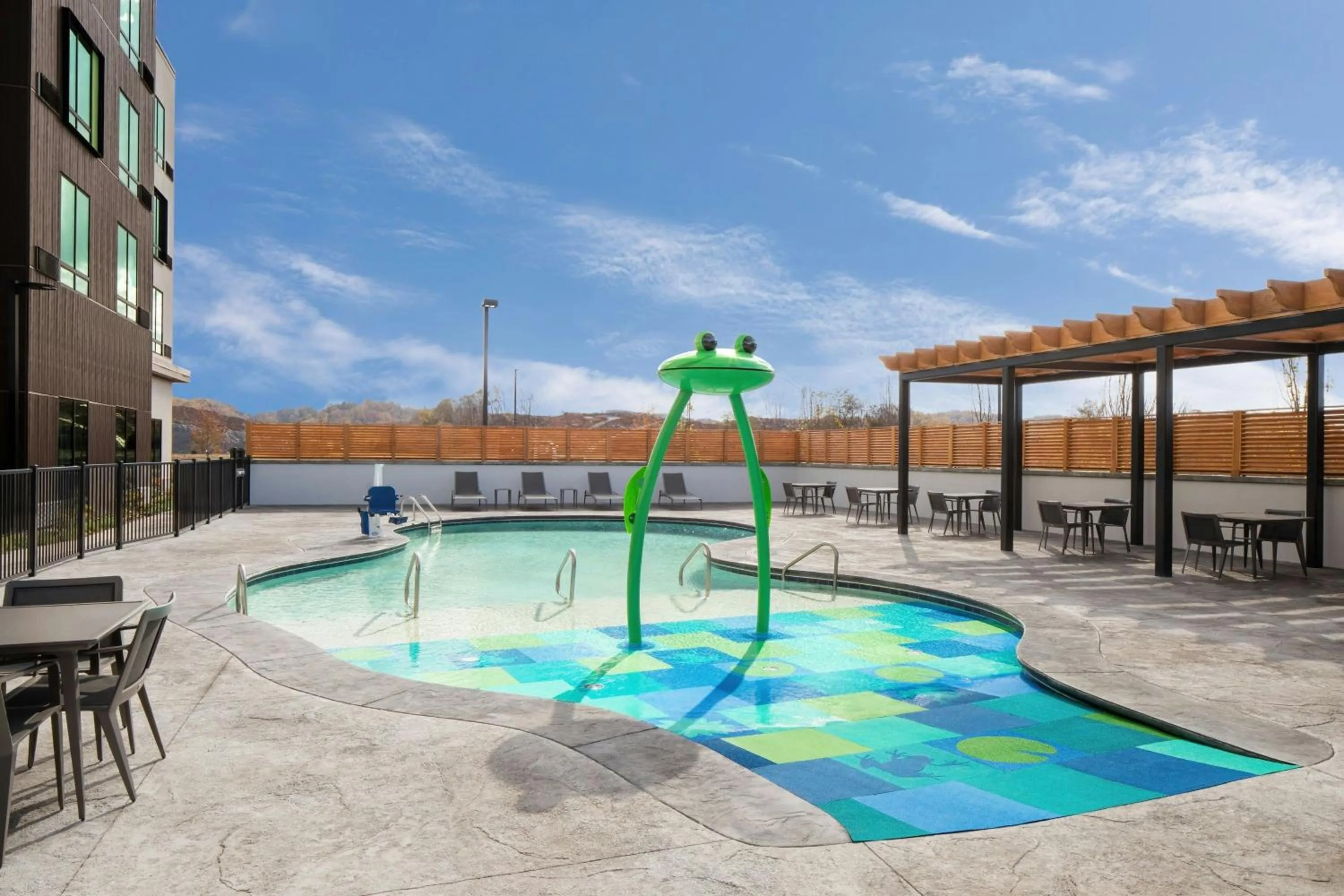 Swimming pool in Courtyard by Marriott Kodak Sevierville