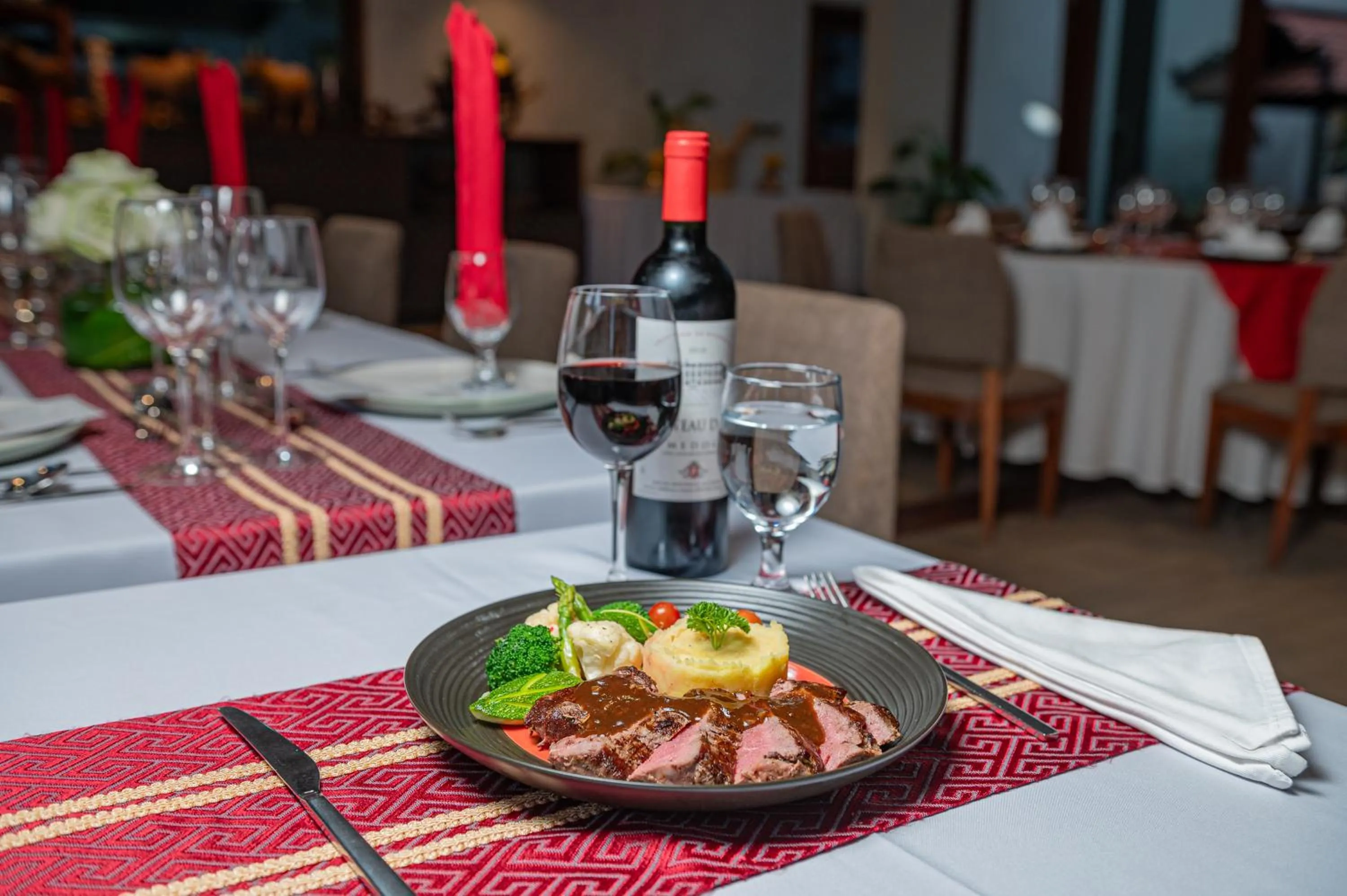 Restaurant/places to eat in Hotel Somadevi Angkor Boutique and Resort