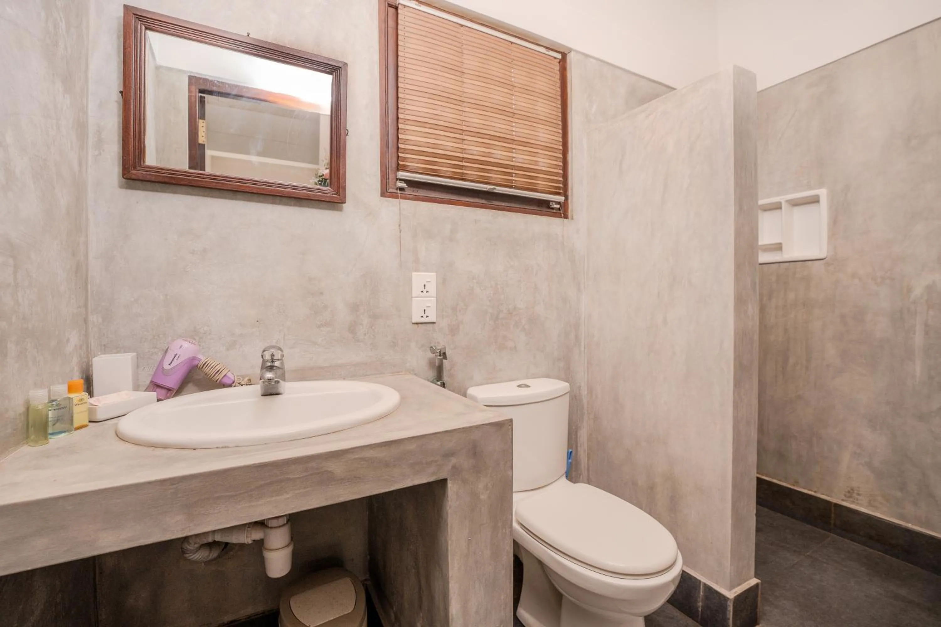 Bathroom in Wasantha Garden Hotel Restaurant & Ayurvedic Treatment
