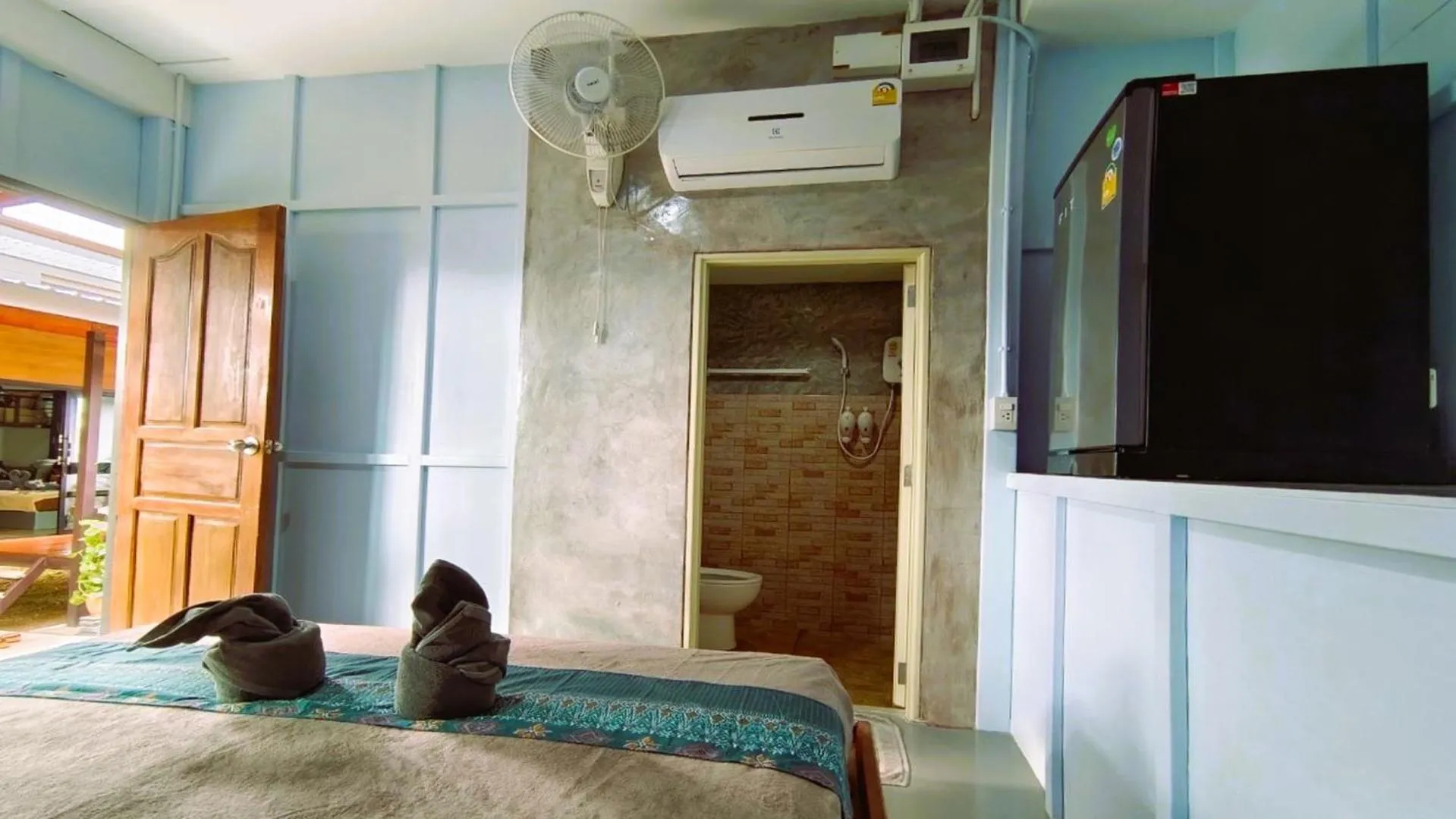 Photo of the whole room, Bed in O k Chawkoh Bungalow