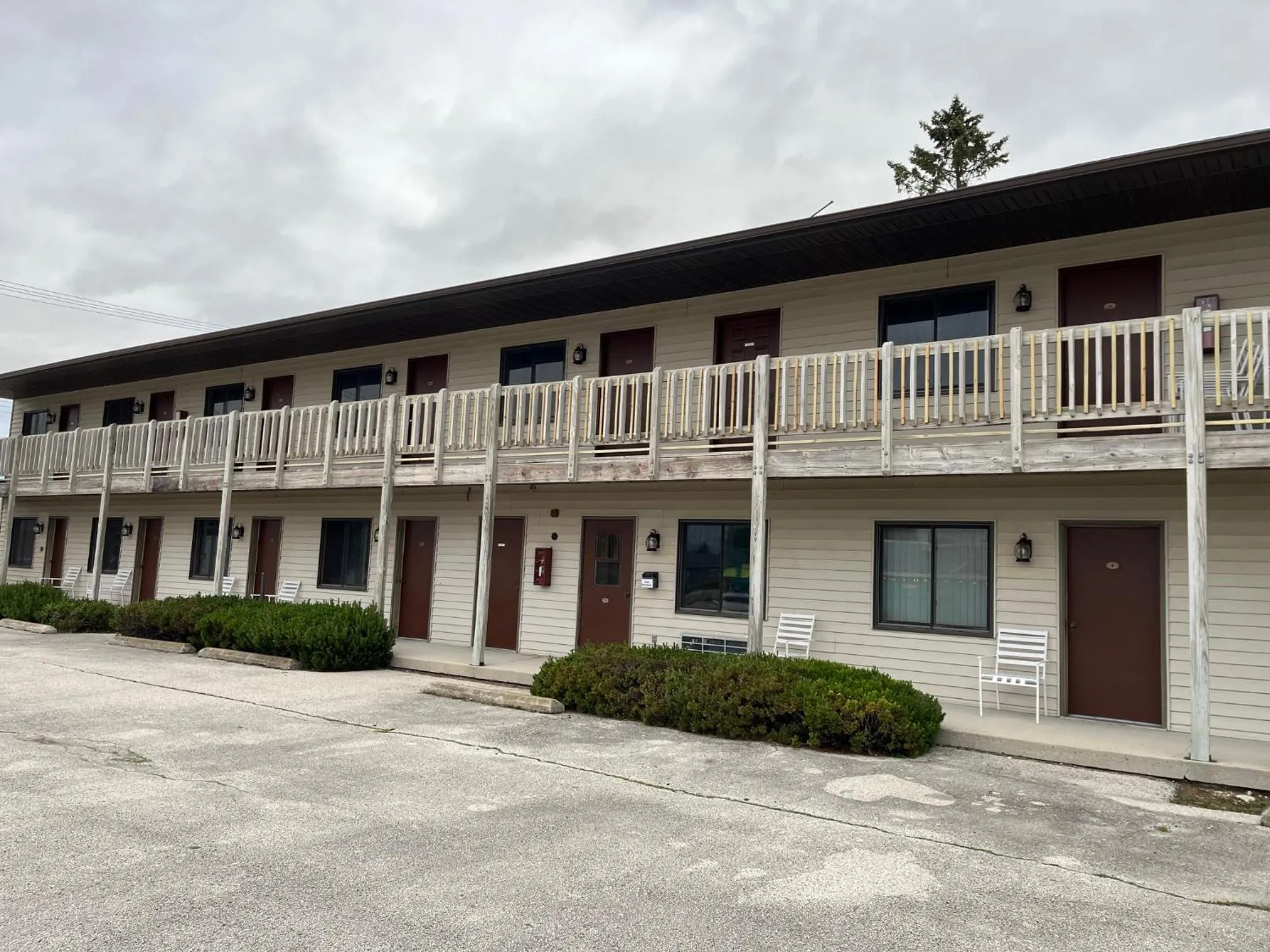 Property building in Harbor Inn Algoma