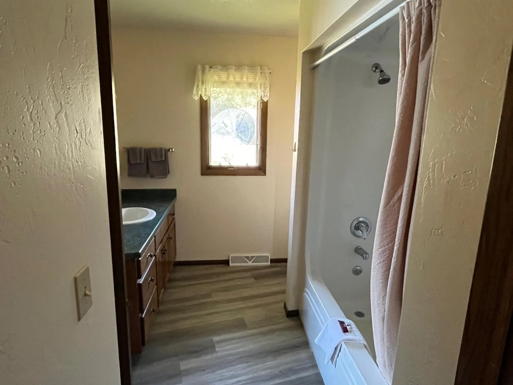 Bathroom, Bed in Harbor Inn Algoma