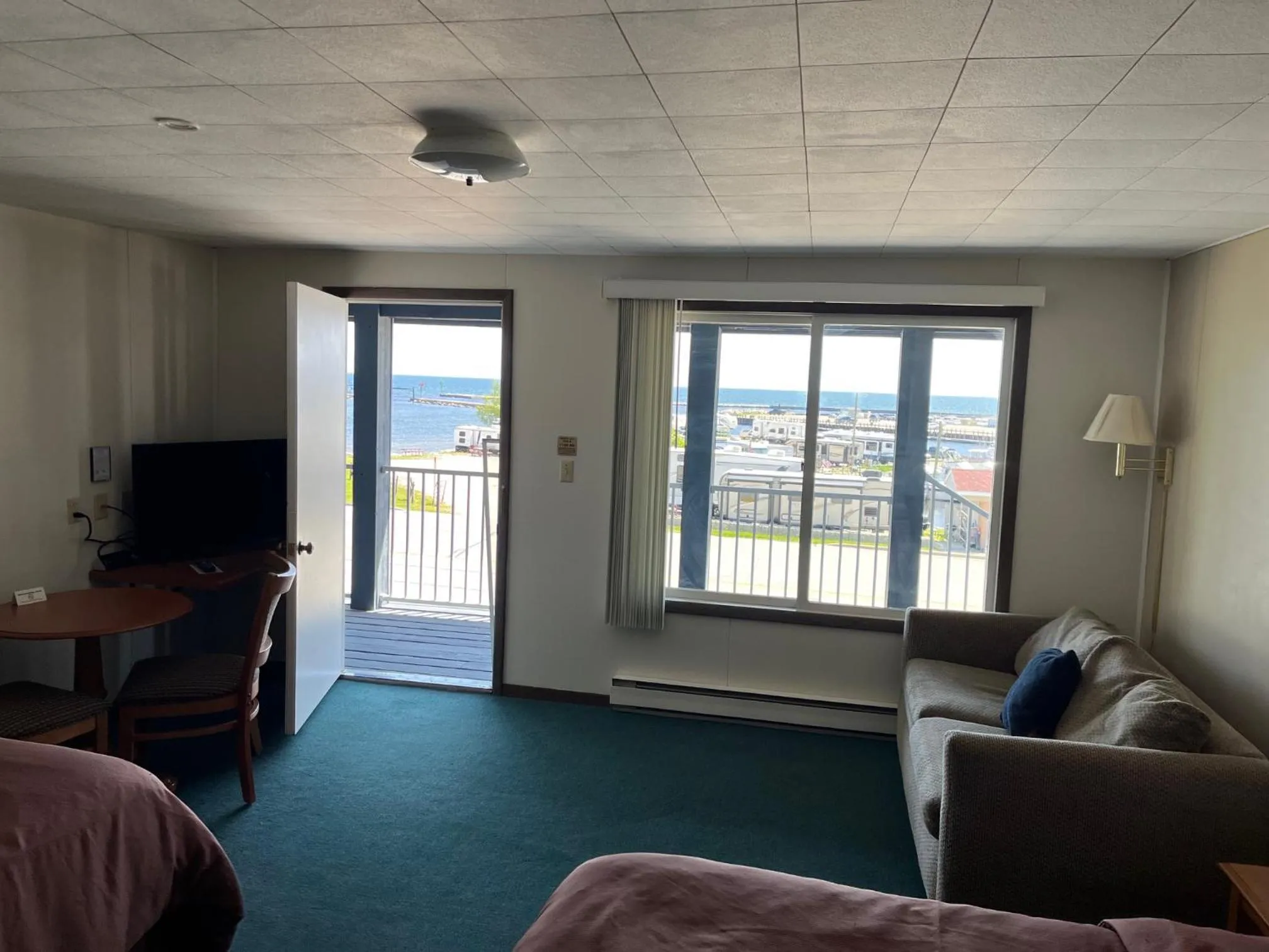 Living room in Harbor Inn Algoma