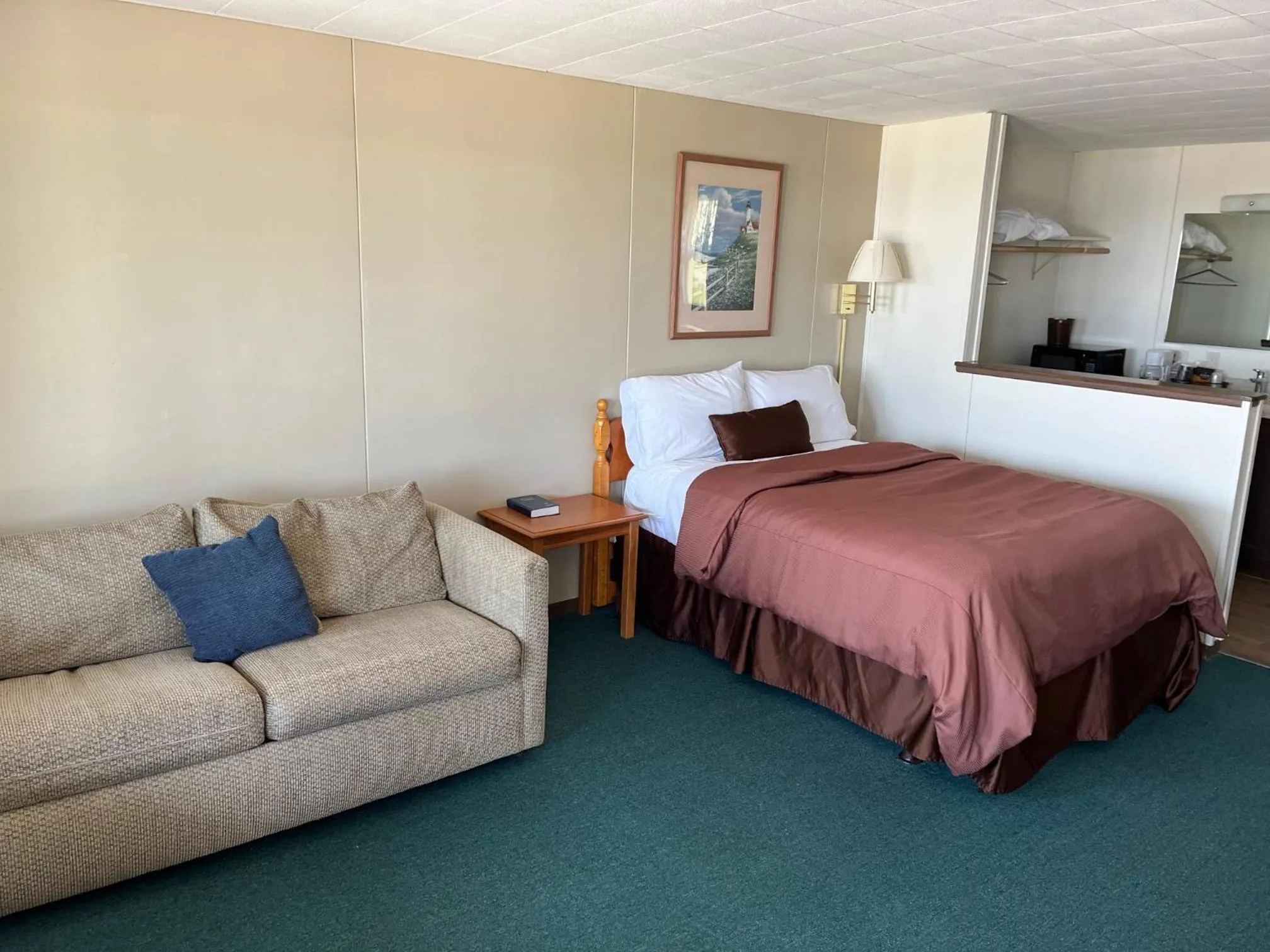 Bed in Harbor Inn Algoma