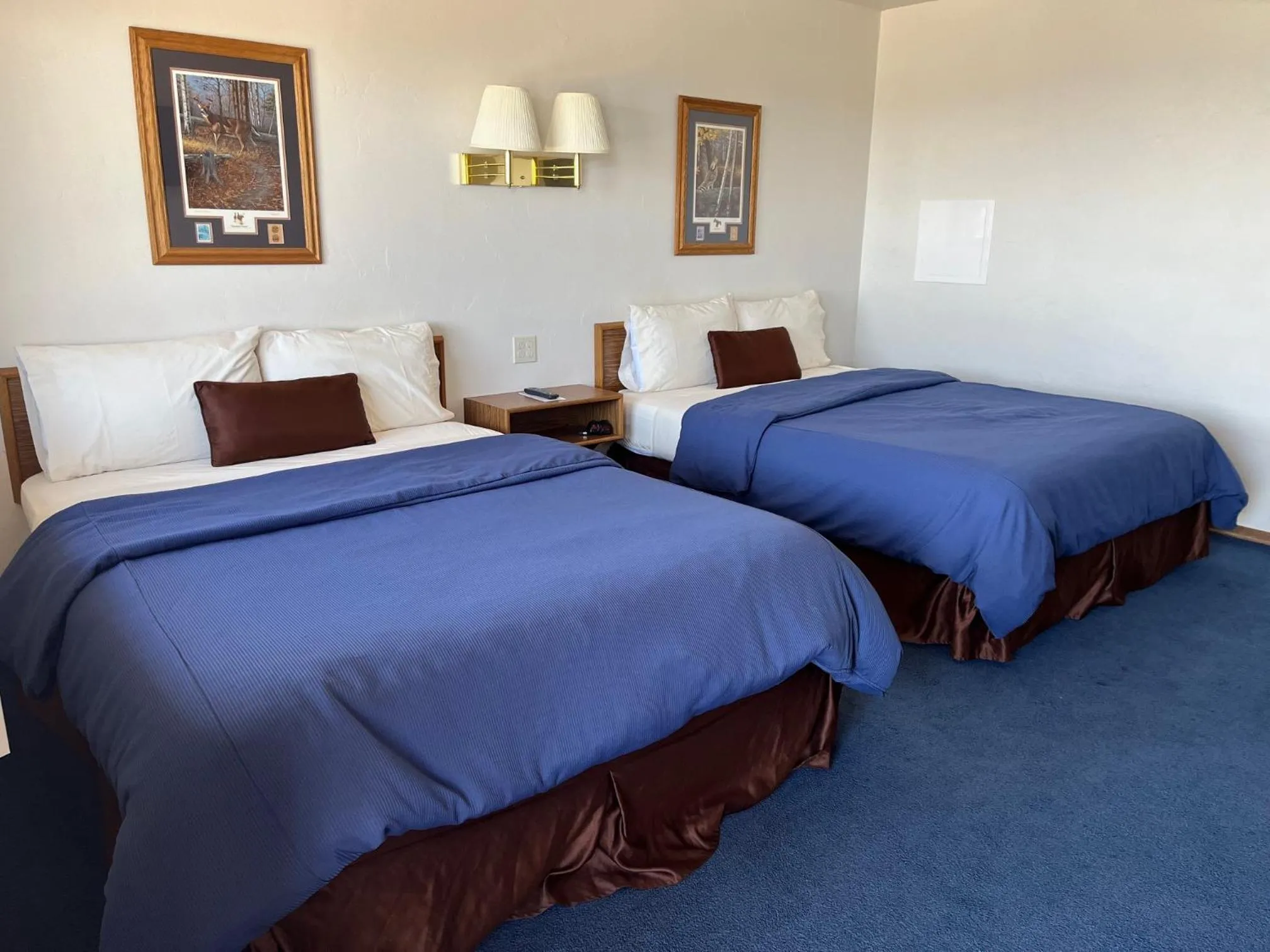 Bed in Harbor Inn Algoma