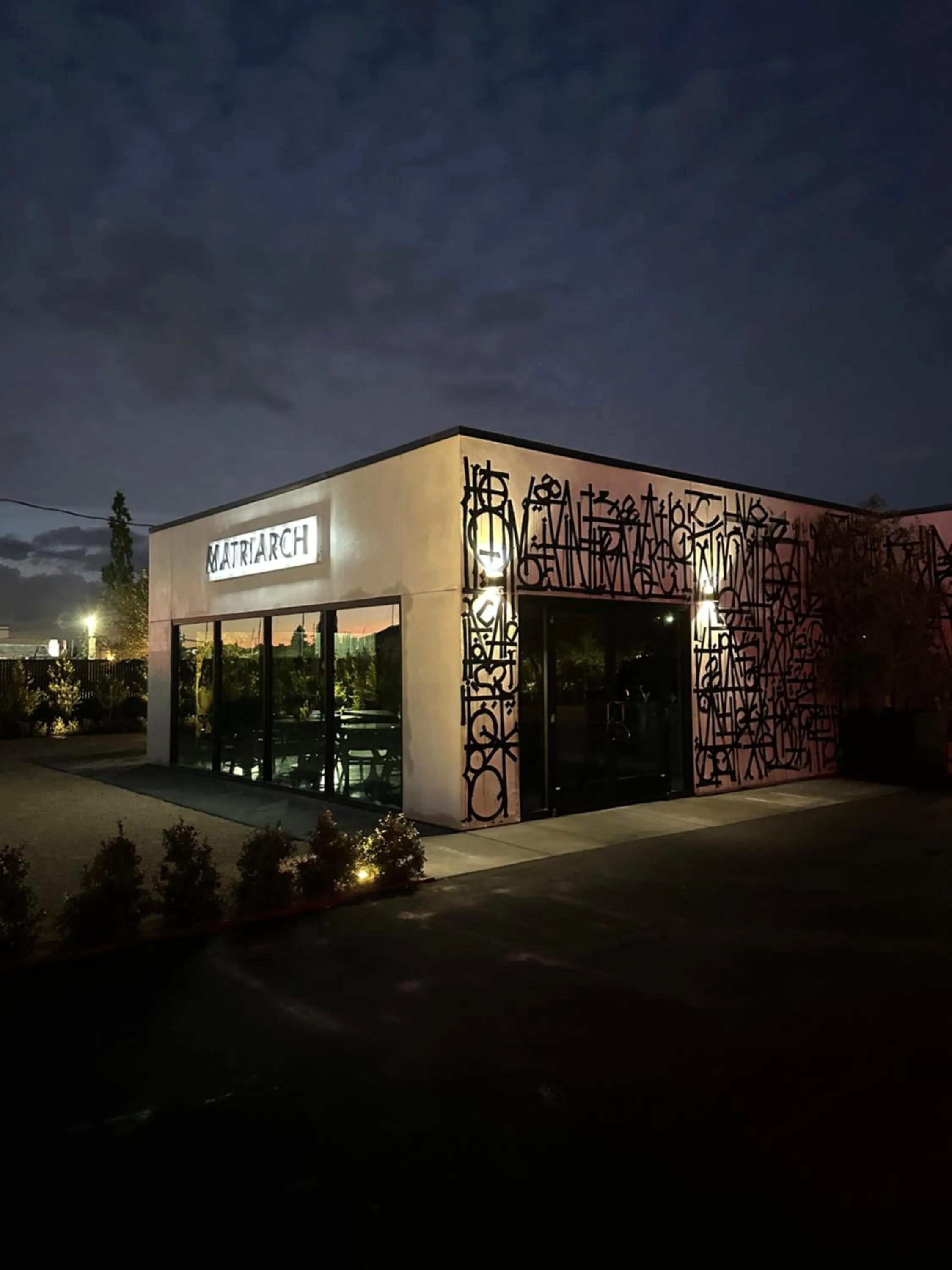 Restaurant/places to eat in Hotel Bayit