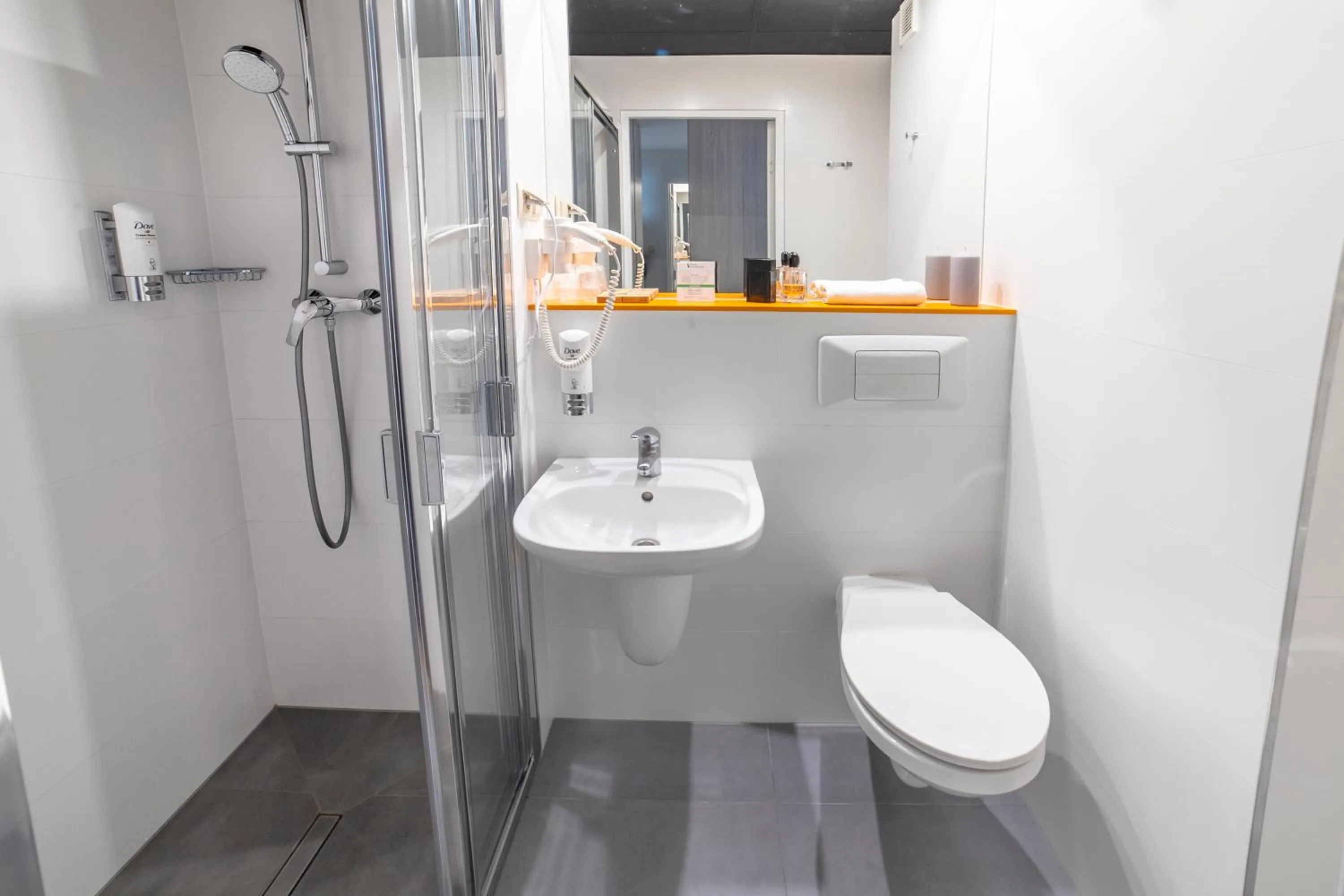 Shower in Hotel Victoria