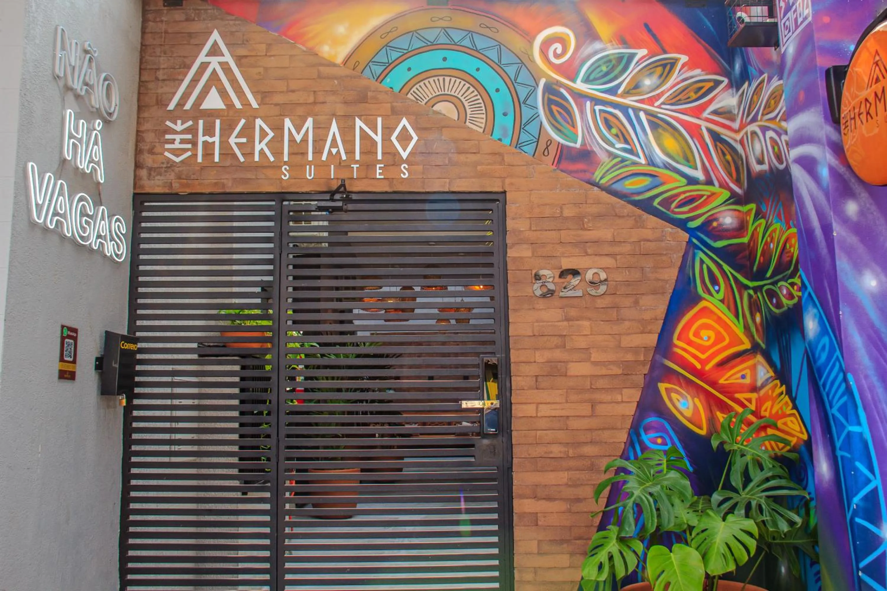 Facade/entrance in Che Hermano Suítes