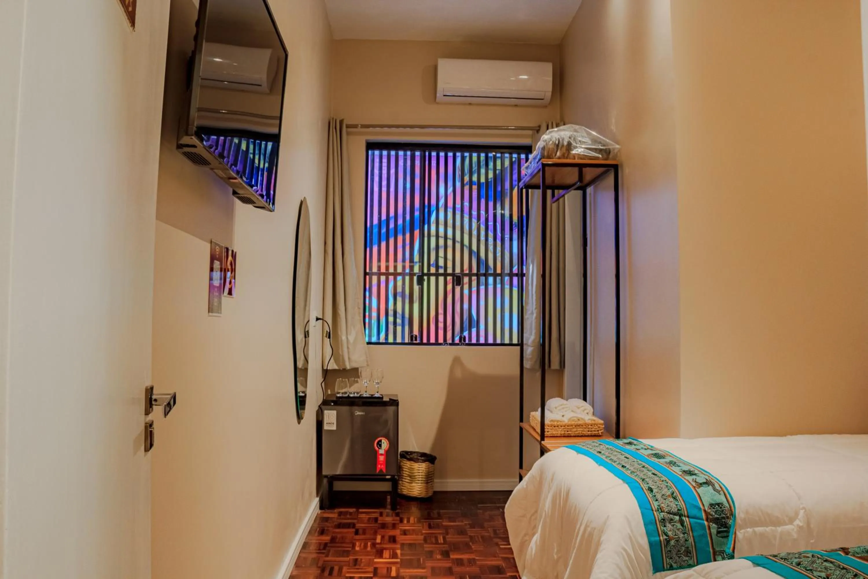 Photo of the whole room, Bed in Che Hermano Suítes